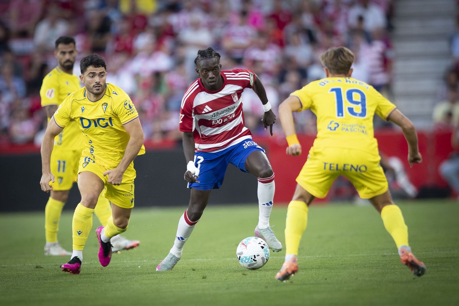 Un lance del Granada-Cádiz de la primera vuelta.