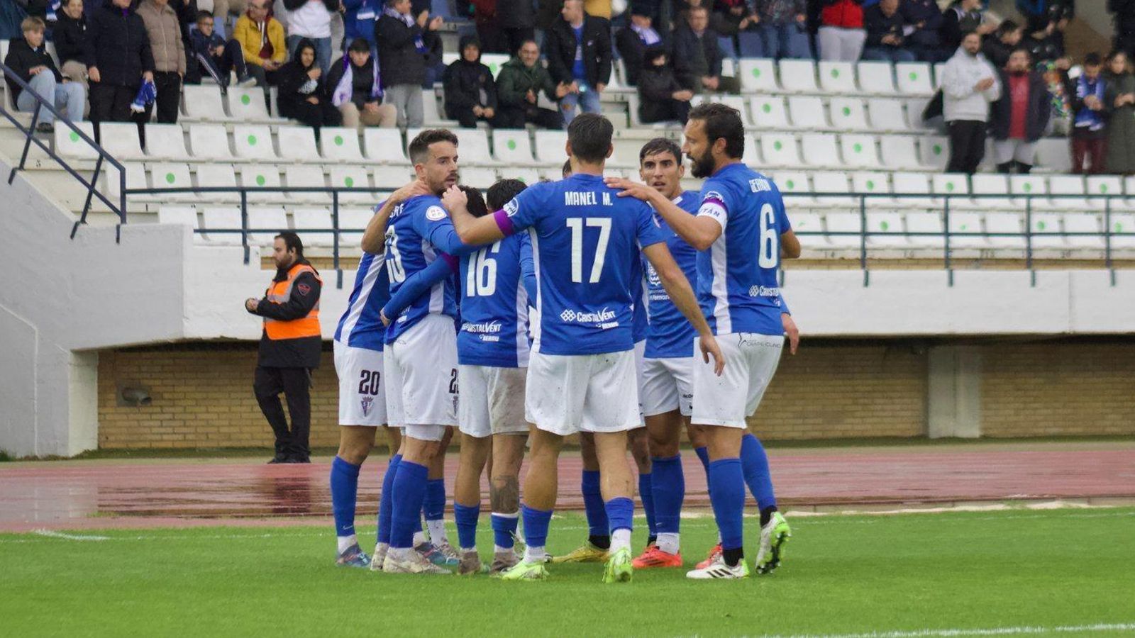 Los jugadores del San Fernando celebran uno de los goles al Almería B.