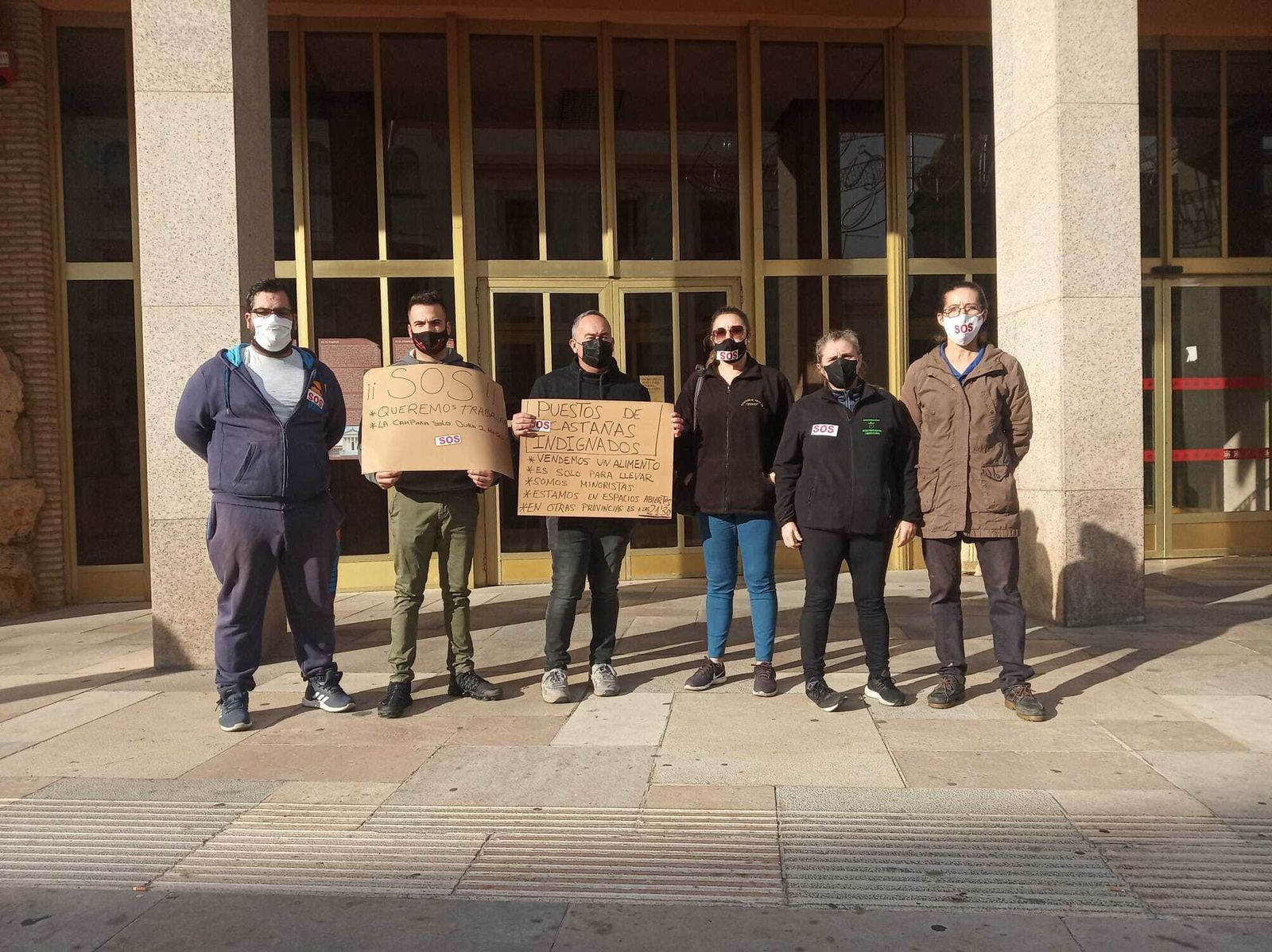 Representantes de los castañeros que se manifestaron en el Ayuntamiento de Córdoba