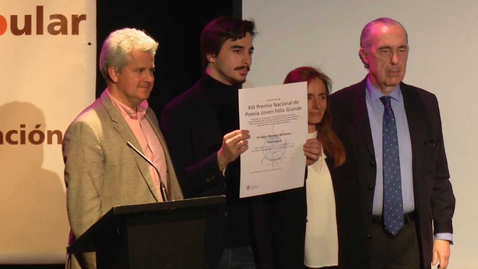 Enrique Morales Martínez recibiendo el premio, junto al alcalde de San Sebastián de los Reyes, la concejala de cultura y el poeta Luis Alberto de Cuenca.