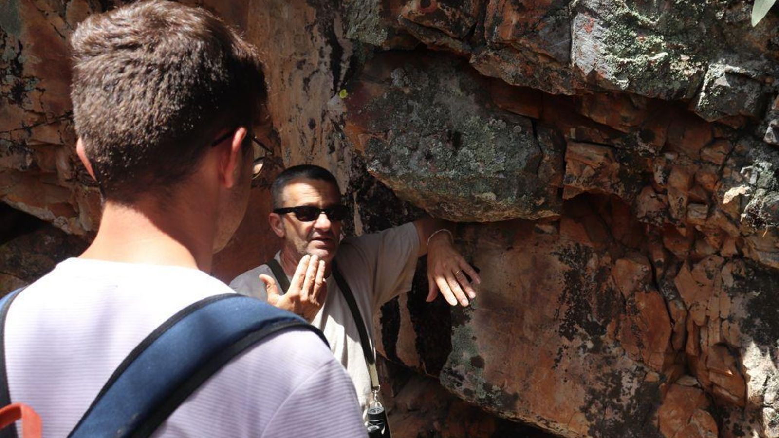 Ángel Alcaide explica las pinturas rupestres.