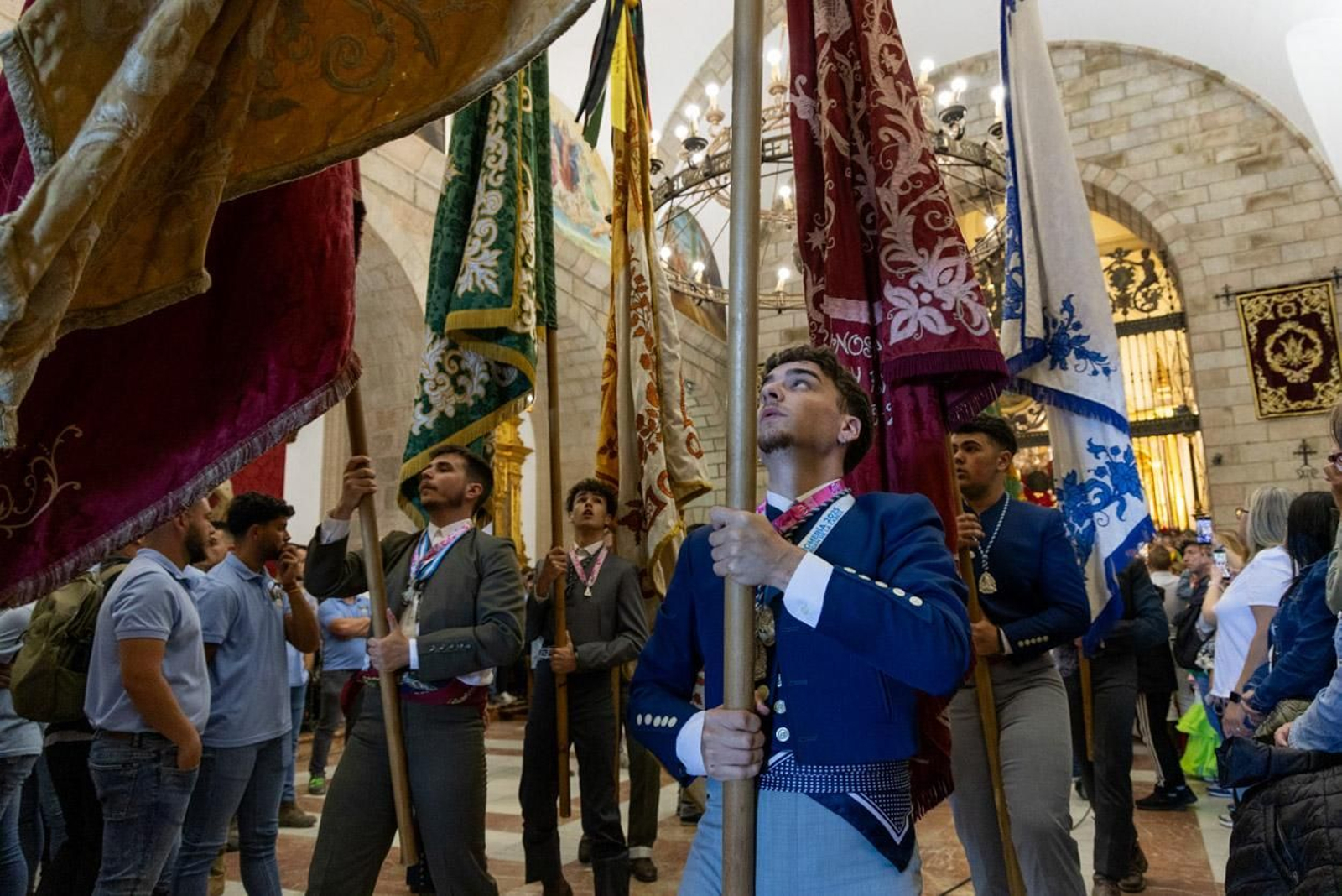 Miles de romeros acuden al encuentro de la Virgen de la Cabeza en su romería