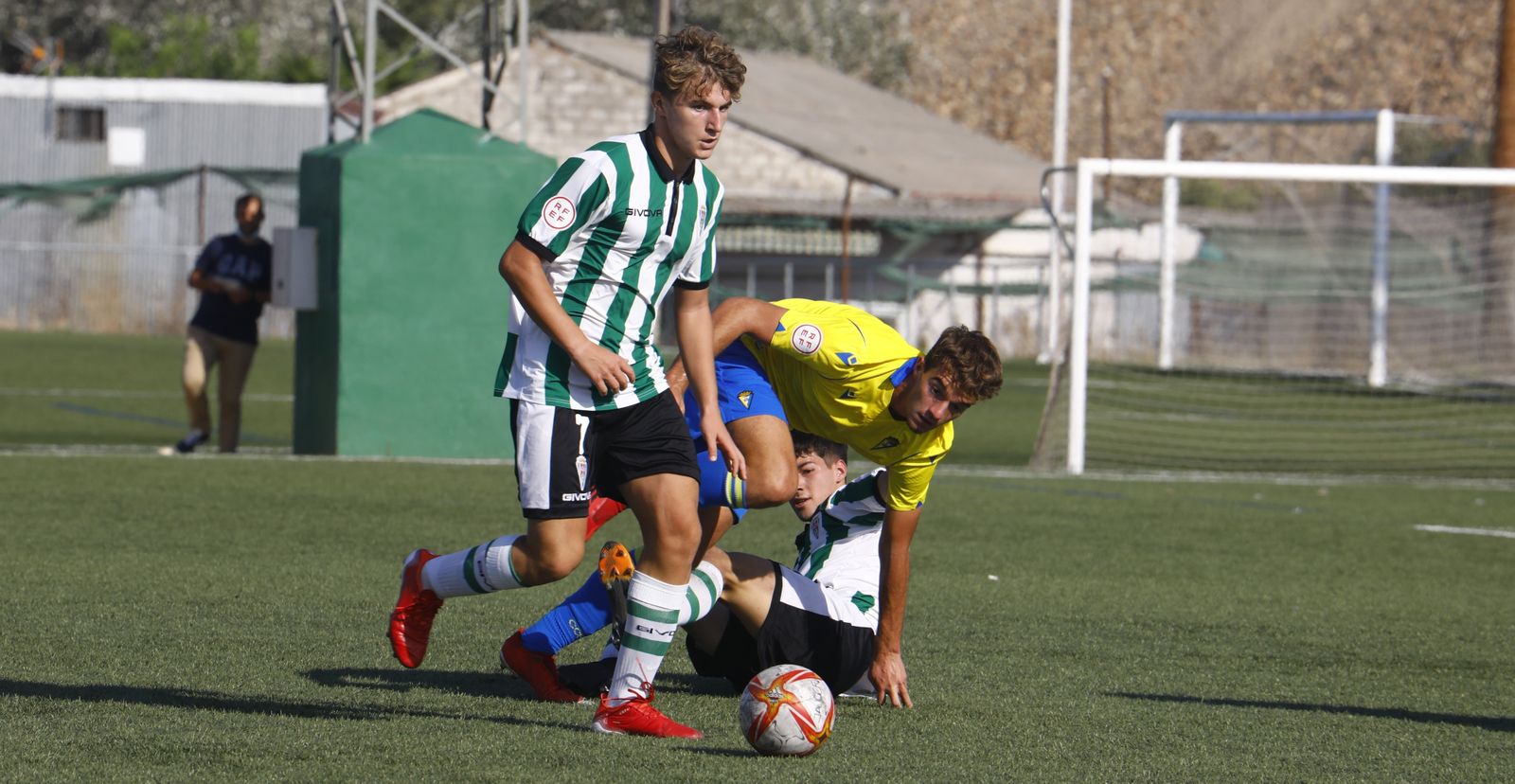 Pepelu controla ante la presencia de un rival cadista.