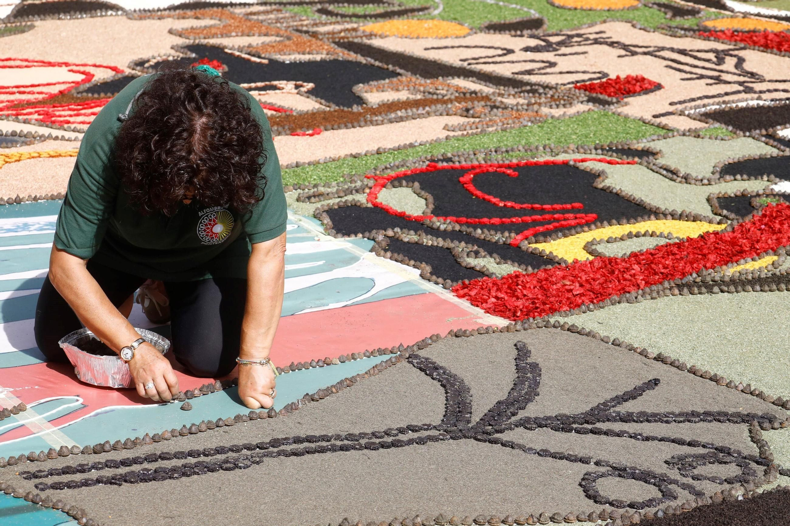 Las imágenes de la espectacular alfombra floral inspirada en Romero de Torres