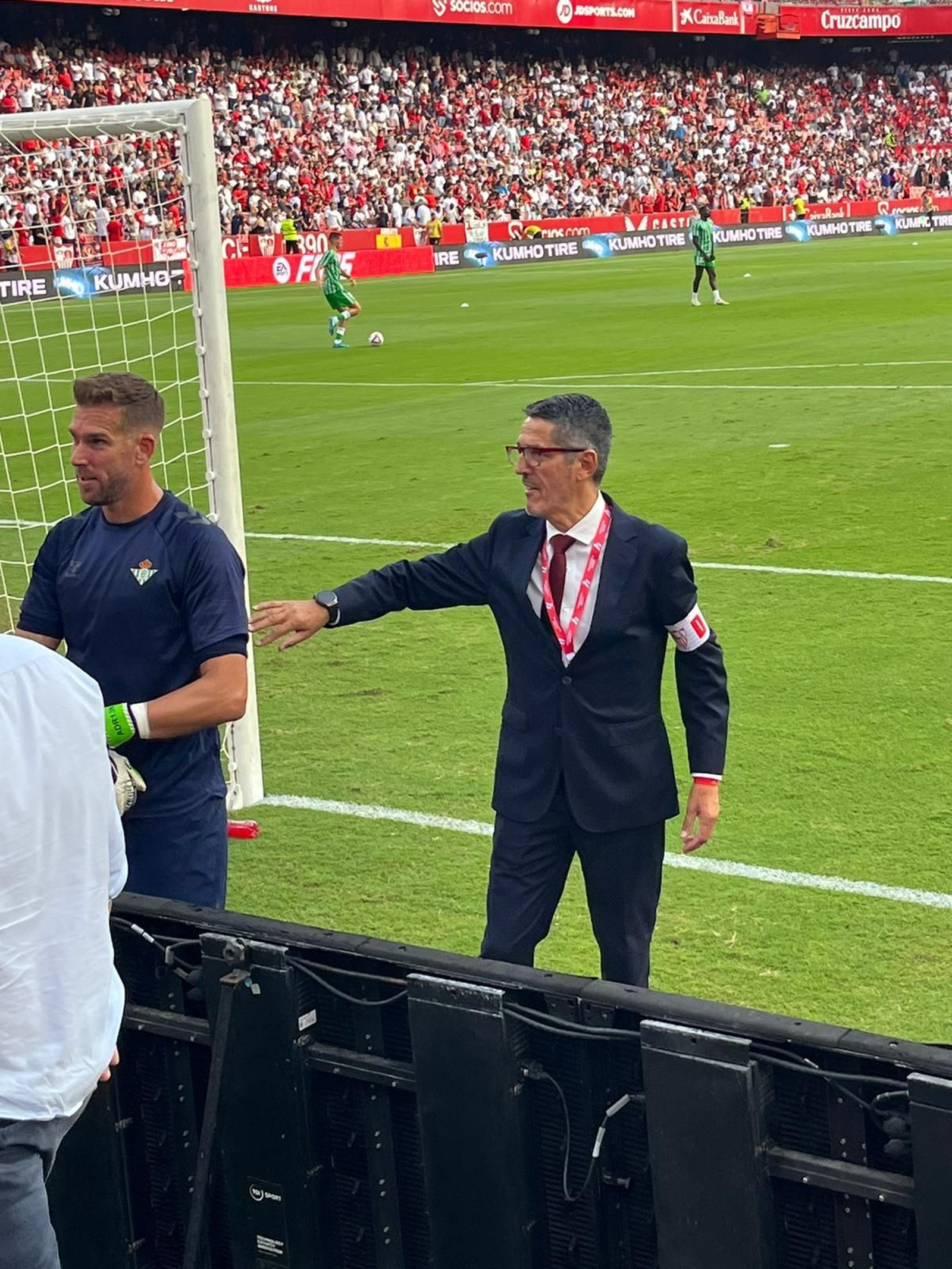 García Payán hace una indicación al portero del Betis Adrián en un derbi en Nervión.