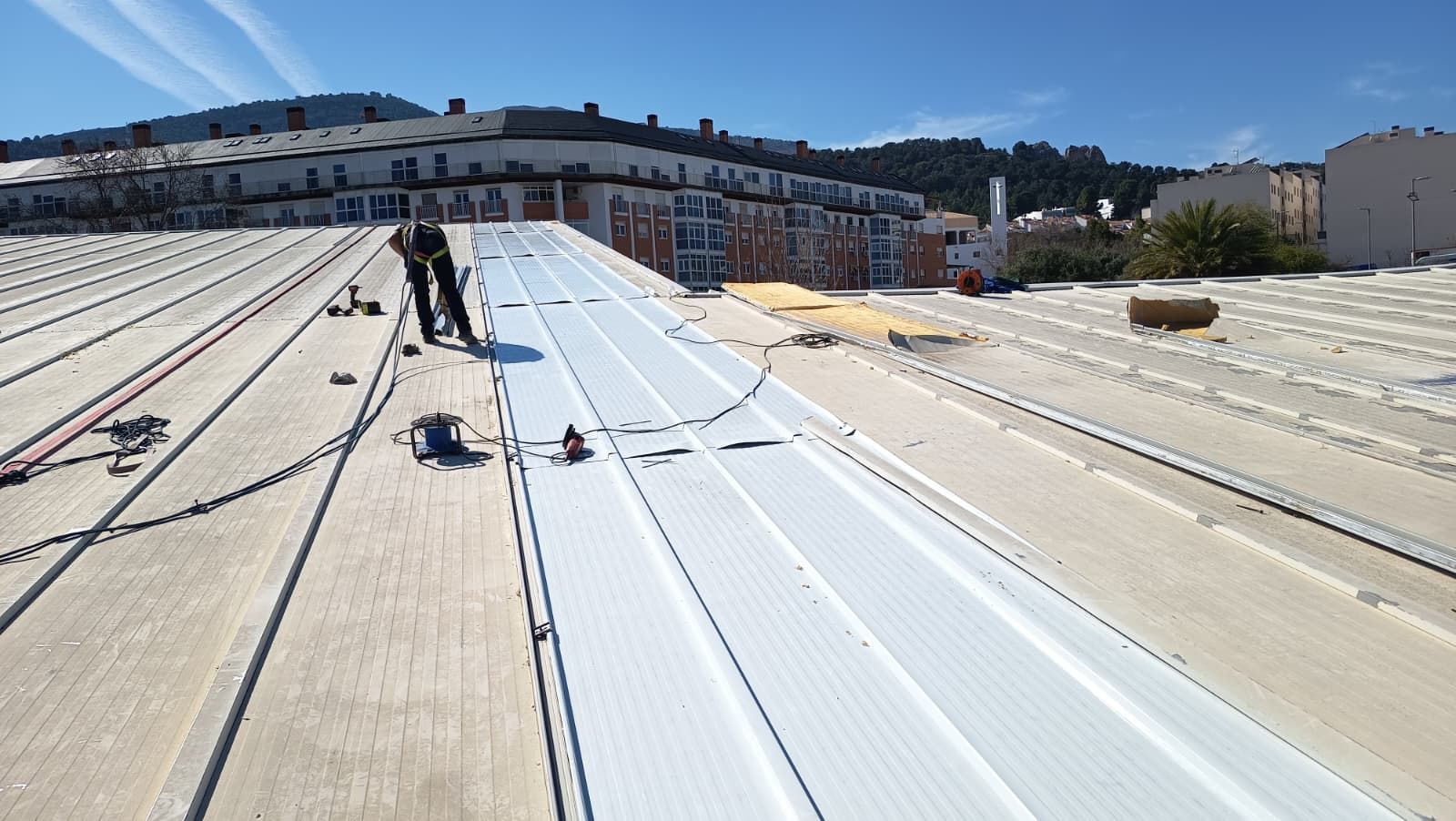 Un operario municipal trabaja en el arreglo de la cubierta de la piscina de Las Fuentezuelas.