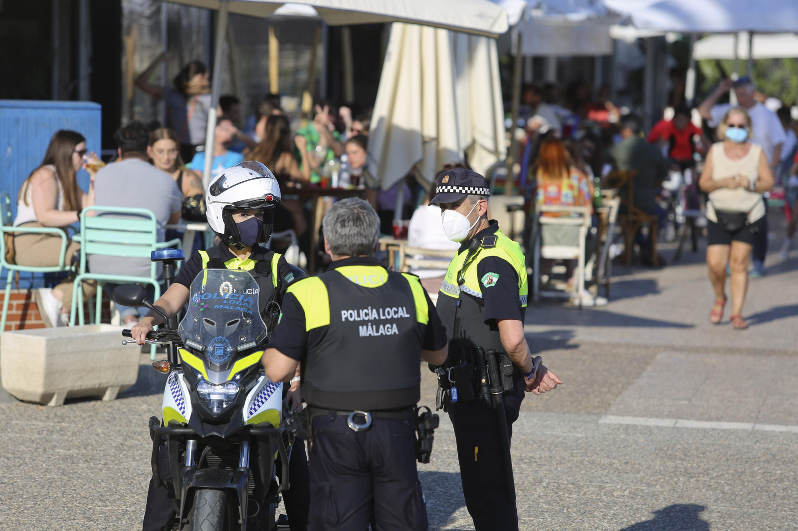 Las fotos del refuerzo policial en Pedregalejo ante su masificación