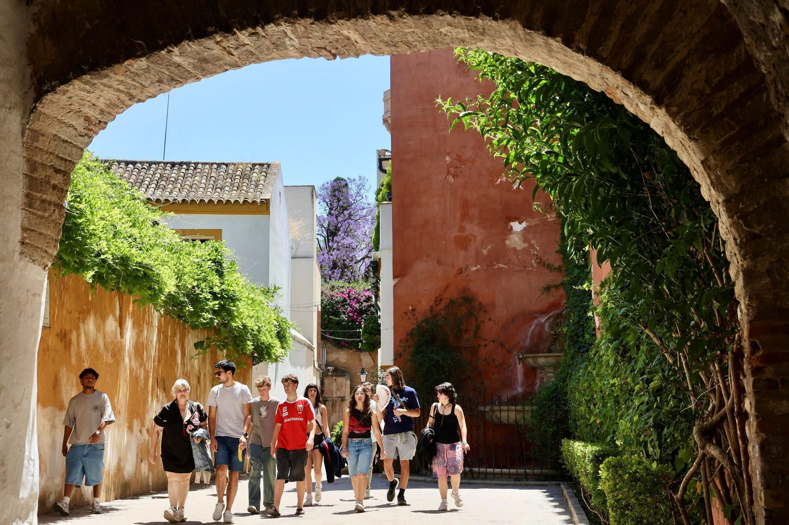 Unos turistas por la Judería de Sevilla.