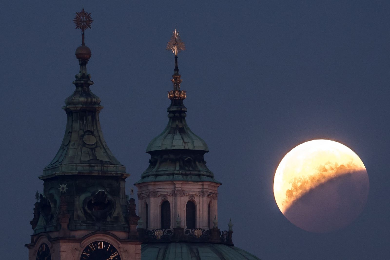 Eclipse lunar visto desde la iglesia de San Nicolás en Praga (República Checa).