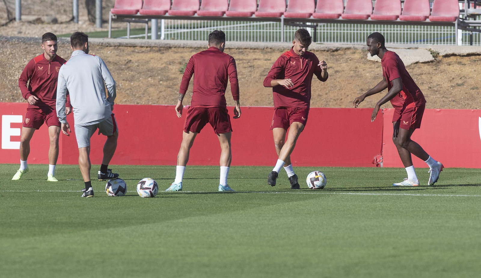 Los defensas Kike Salas y Nianzou, a la derecha, en un entrenamiento del Sevilla.