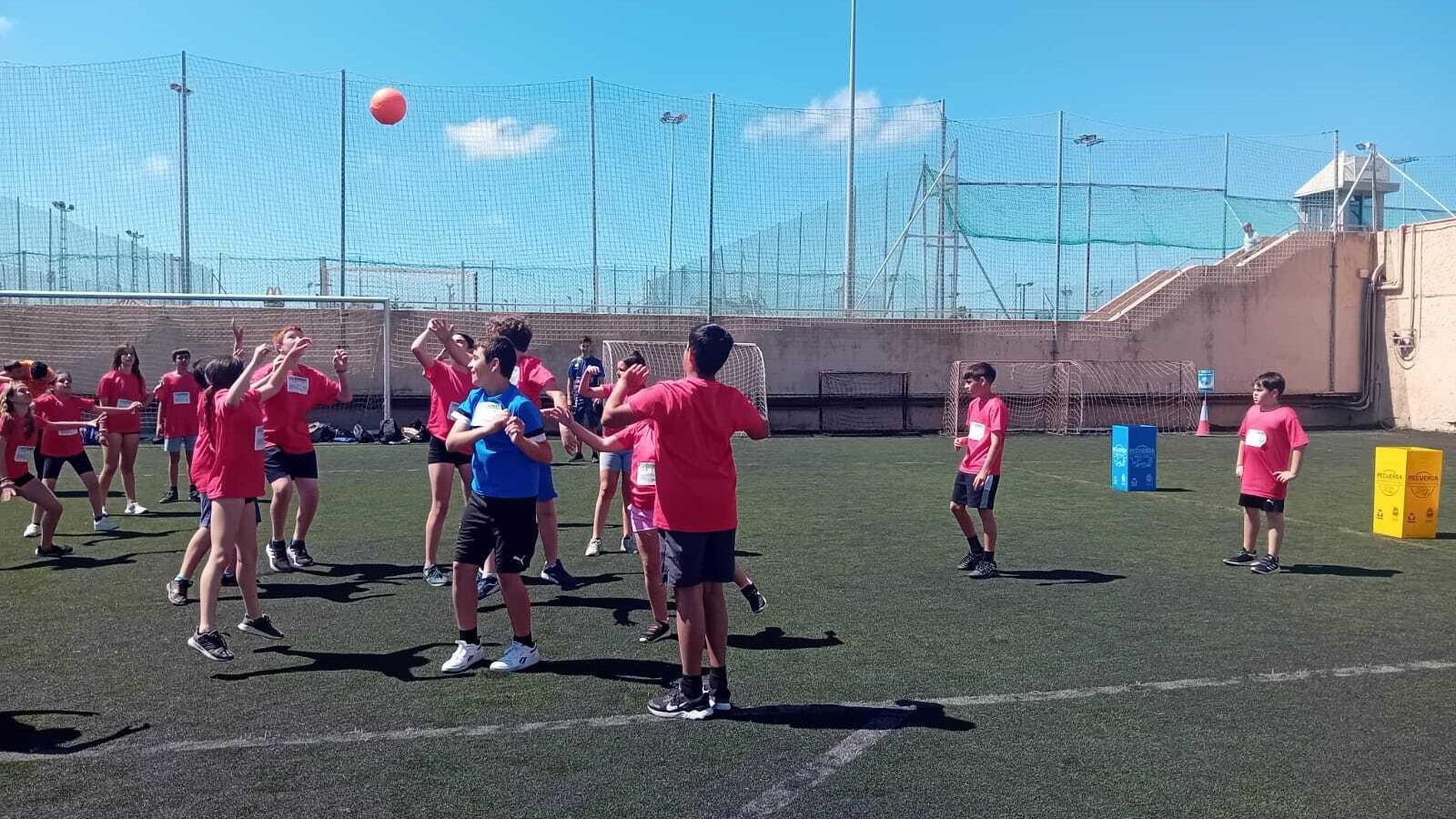 Un momento del juego de 'basuraleza' que guían los estudiantes del IES Las Salinas.