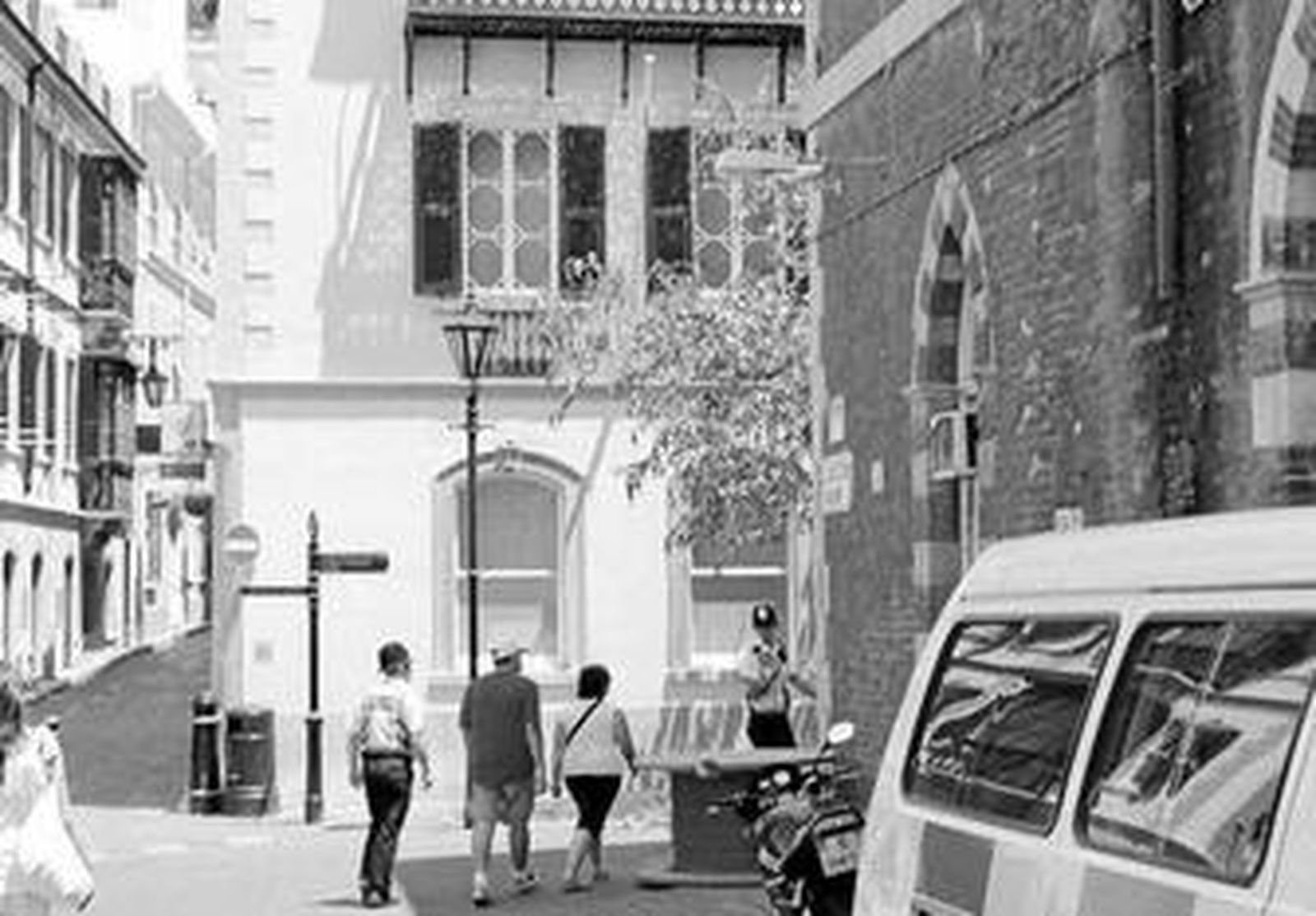 Jaime Bejarano y su novia son escoltados por los agentes a la comisaría.