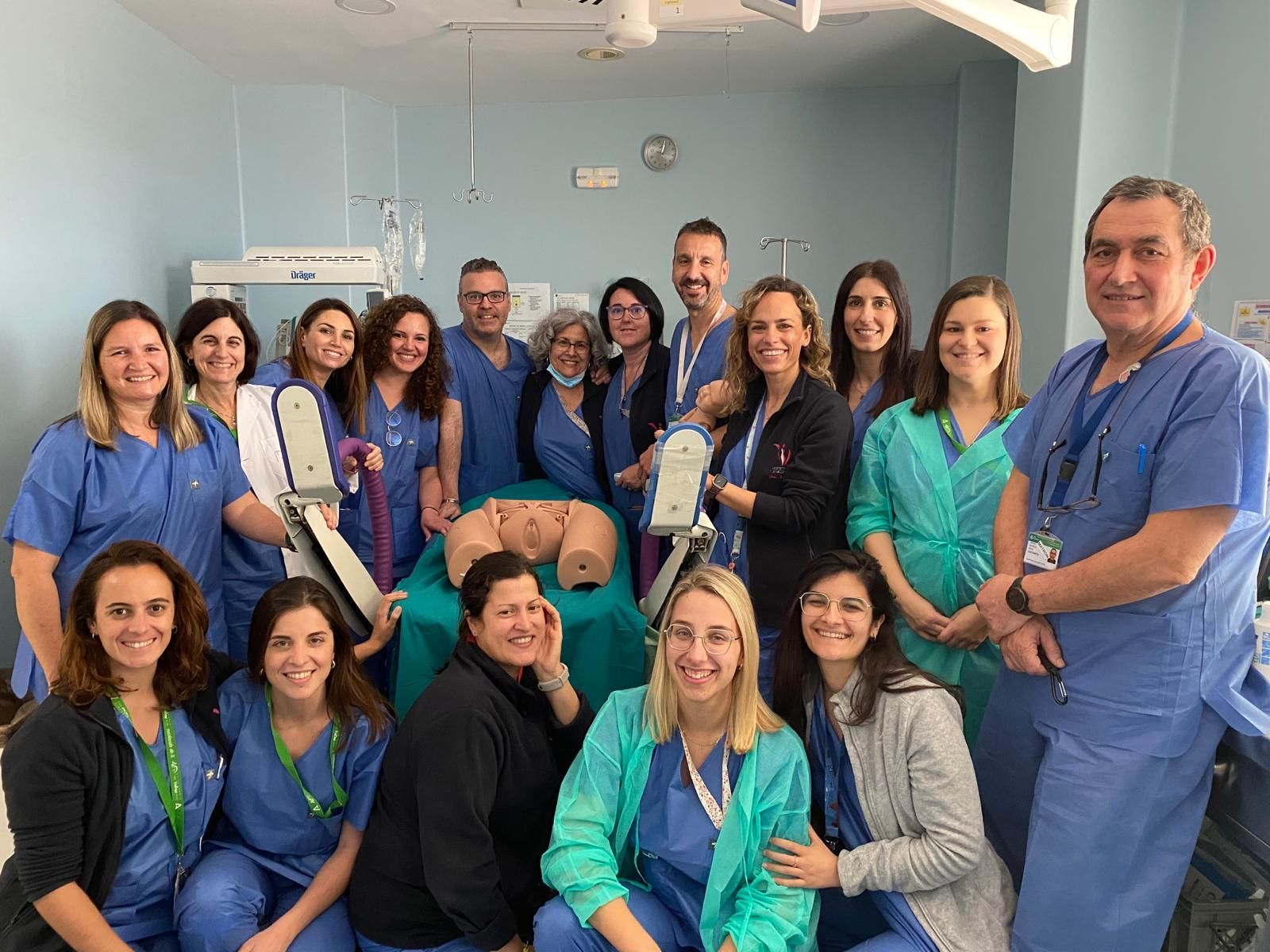 Grupo multidisciplinar del Paritorio de Valme, a quien representa la cuenta social: matronas, obstetras, tcaes y residentes.