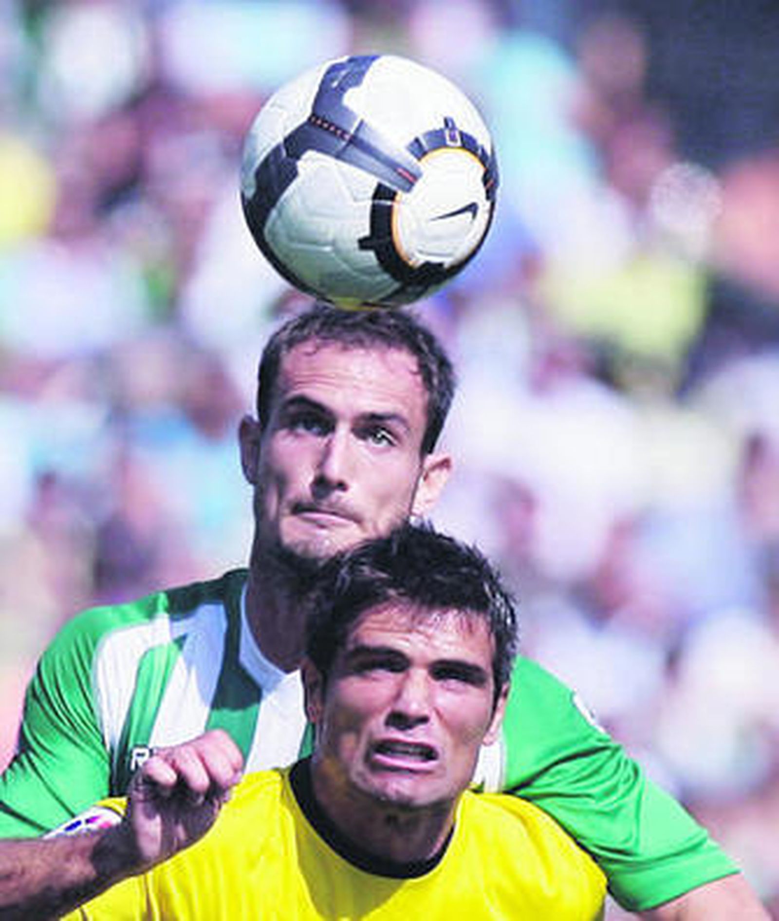 Carlos García disputa el balón con De Lucas.