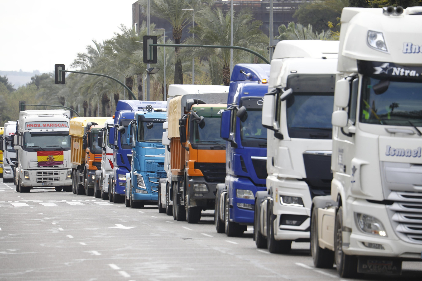 Los transportistas colapsan el centro de Córdoba, en imágenes