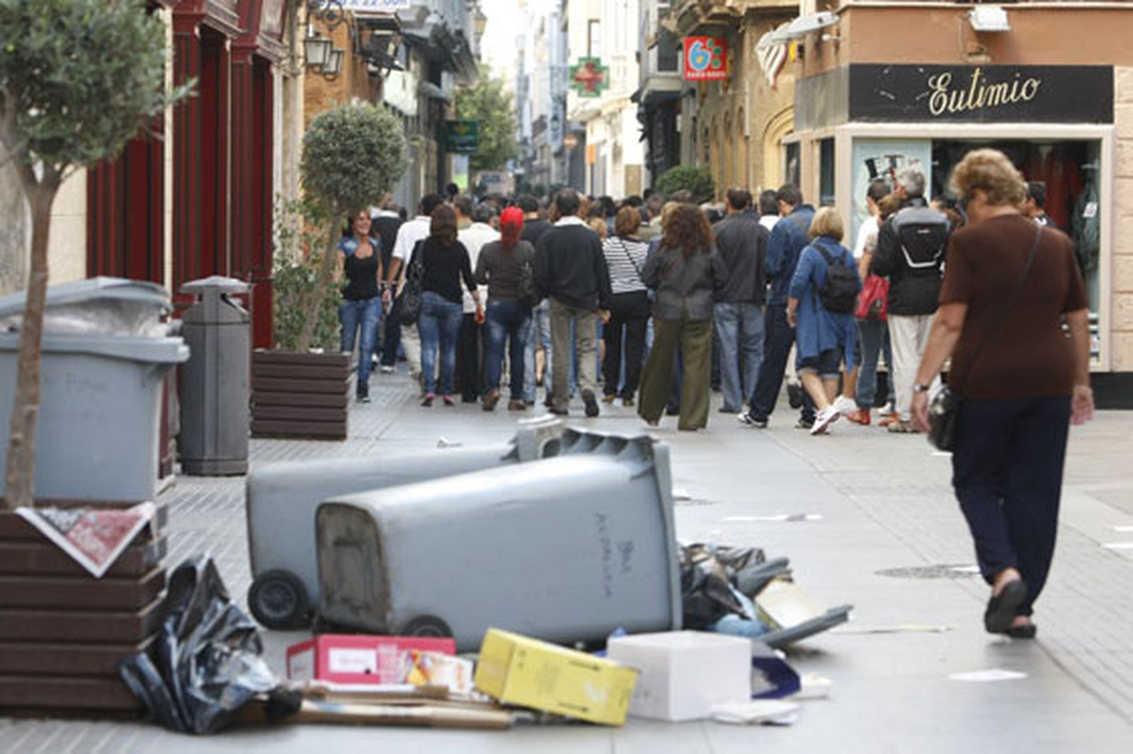Los piquetes tomaron el centro de la capital desde primera hora de la mañana para impedir la apertura de comercios y empresas

Foto: Jose Braza