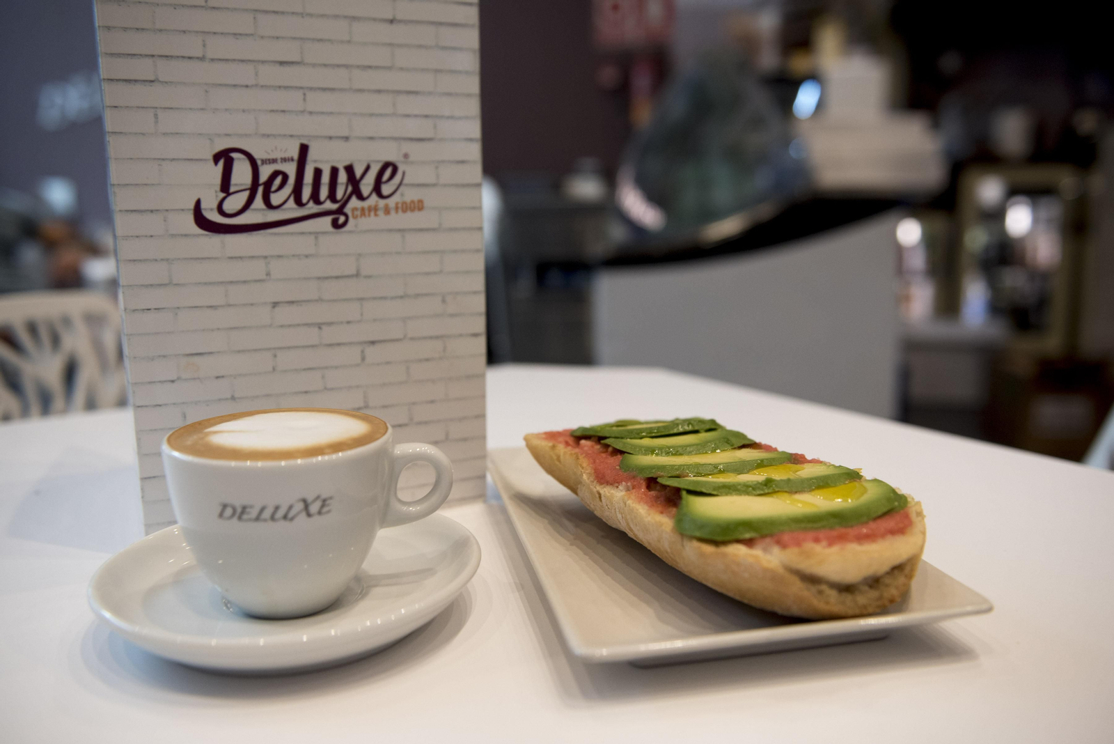 Desayuno Deluxe. Cuentan con una gran variedad de tostadas y un excelente café de alta selección.