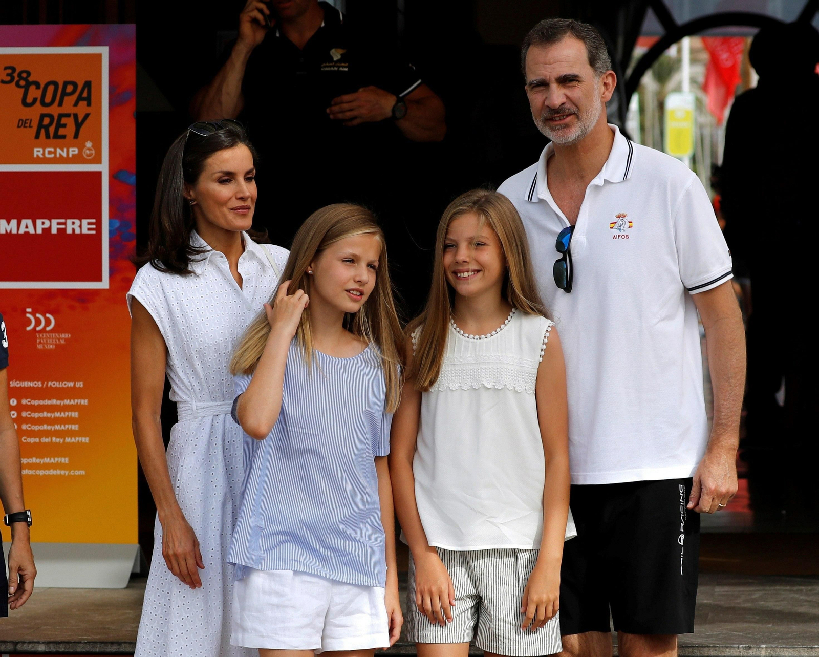 Los Reyes posan junto a sus hijas en el Real Club Náutico de Palma.