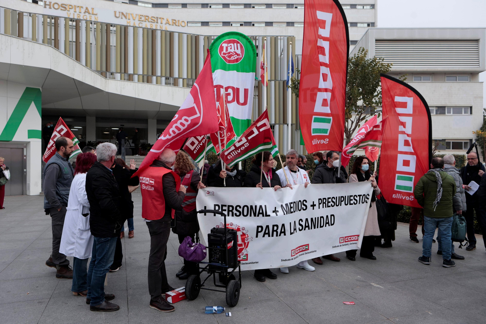 Un momento de la concentración a las puertas del Hospital Virgen Macarena.