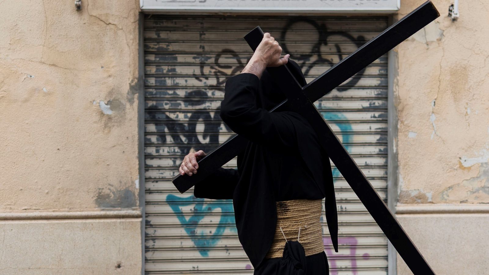 Un nazareno de la Hermandad de Las Angustias.