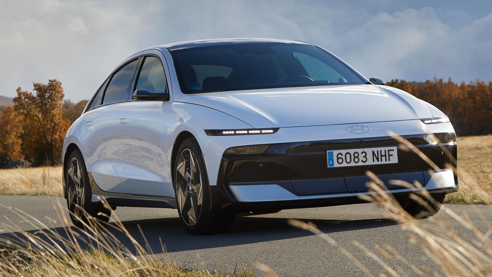 El frontal cambia radicalmente respecto al Ioniq 6 lanzado comercialmente hace dos años, especialmente en cuanto a los faros o parrilla.