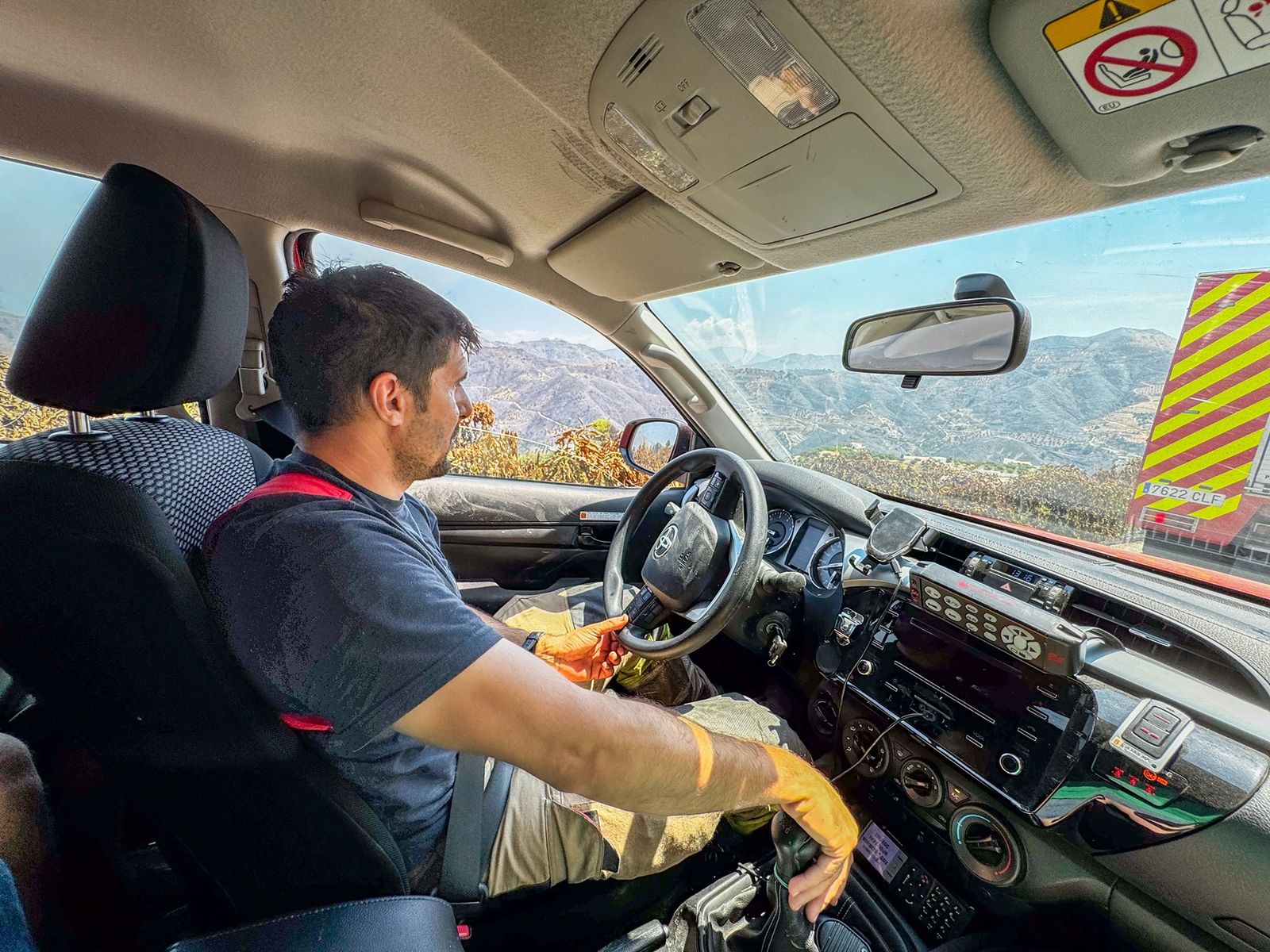 El trabajo para controlar el incendio de Almuñécar, en imágenes