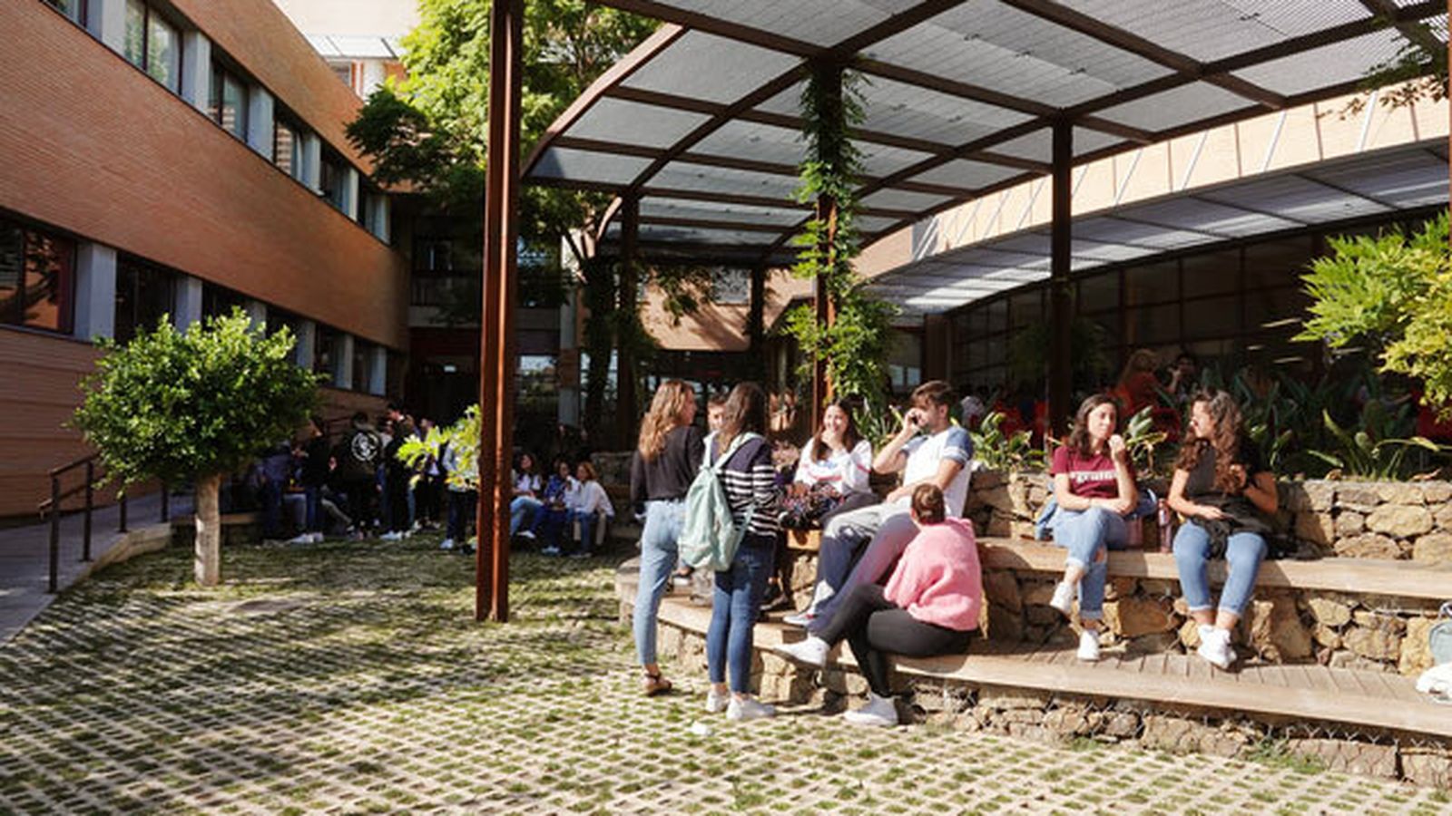 Estudiantes en la nueva zona de descanso en el entorno de Comunicación y Turismo.