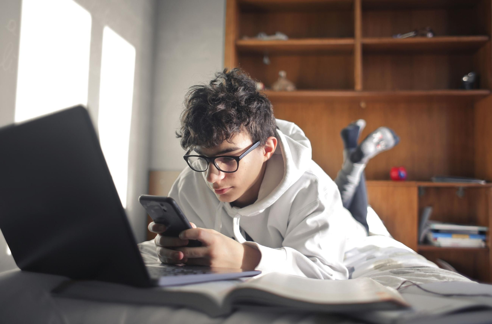 Un joven utiliza sus dispositivos enganchados a la banda ancha.