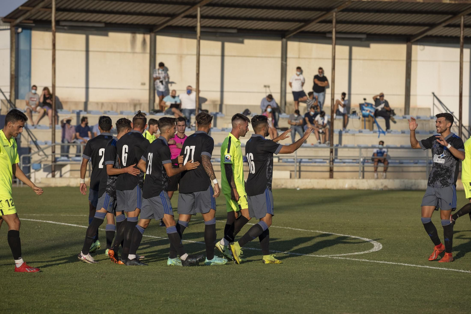 Los jugadores celebran el tanto de Manu Galán ante el Gerena.