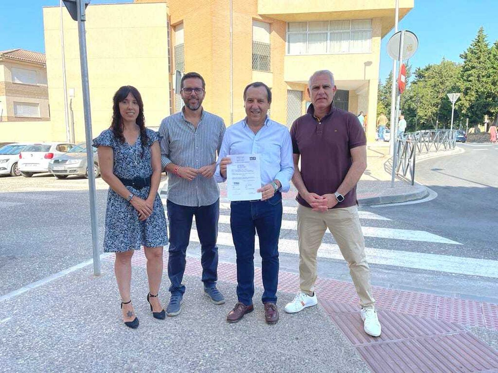 Representantes del PSOE junto al colegio.