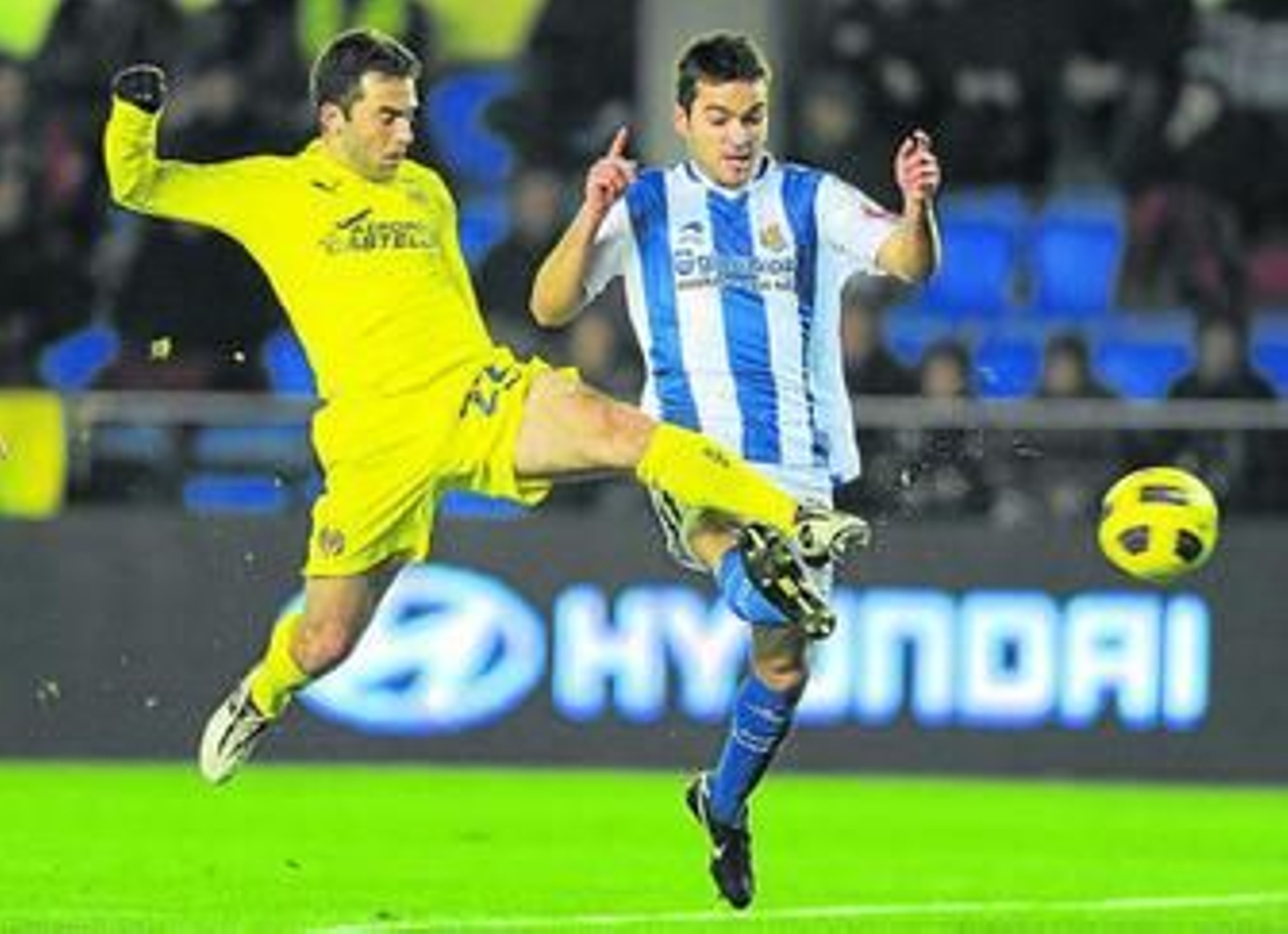 El bigoleador Rossi (i) pugna por el balón con Dani Estrada.
