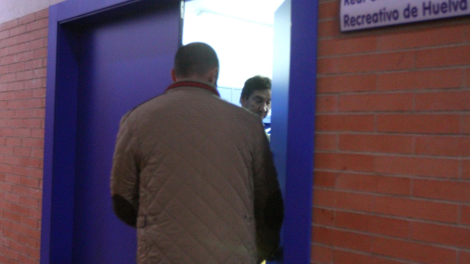 El presidente albiazul, Manolo Zambrano, dentro del vestuario antes de dirigirse a la plantilla.