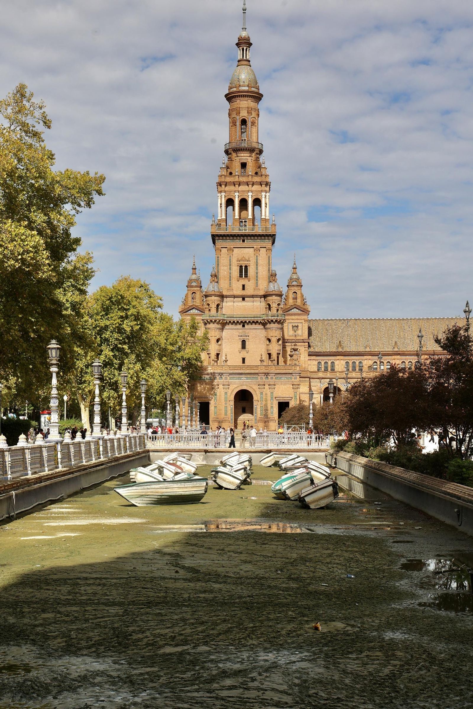Vaciado de la ría de la Plaza de España para su liemza y restauración