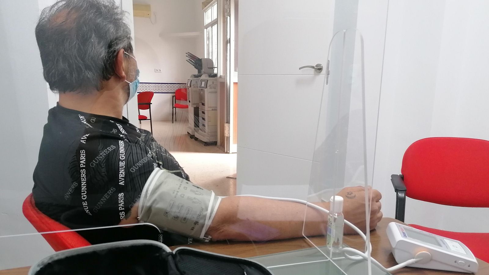 Un paciente durante una toma de tensión.