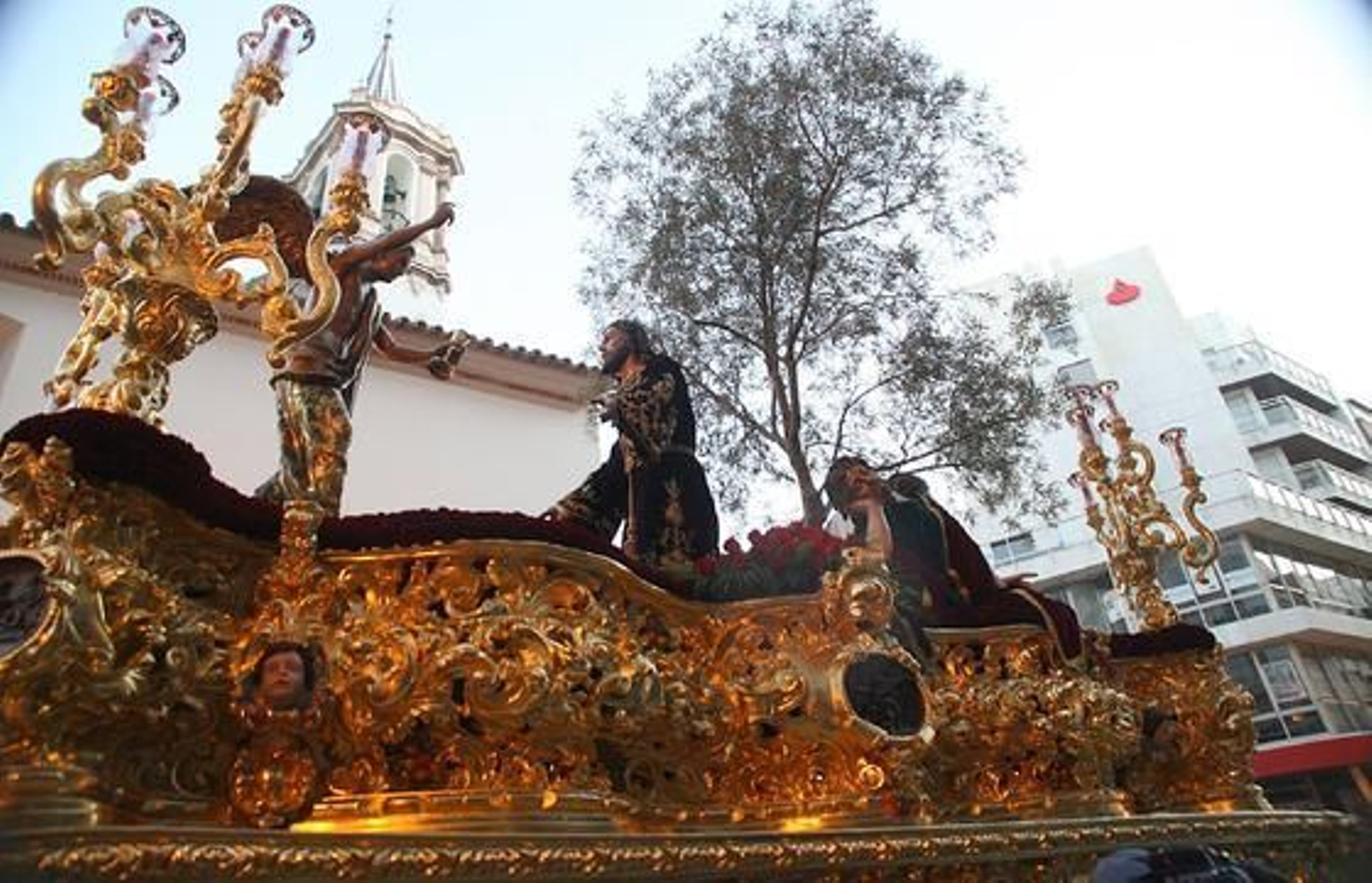 La ciudad se echó a la calle para acompañar a los pasos. Fotos: Espínola / Begoña Mora