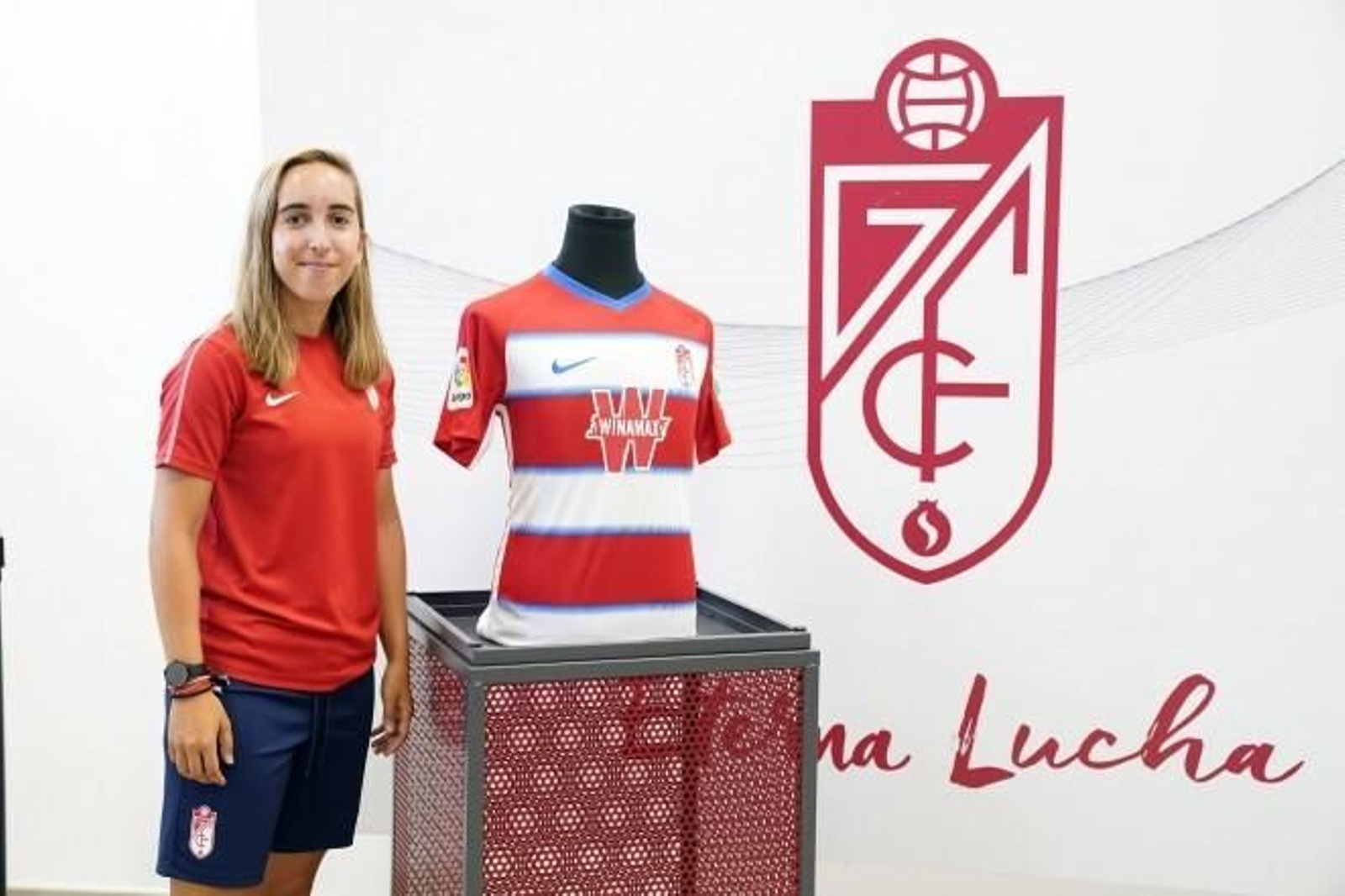 Adriana posa con la camiseta rojiblanca