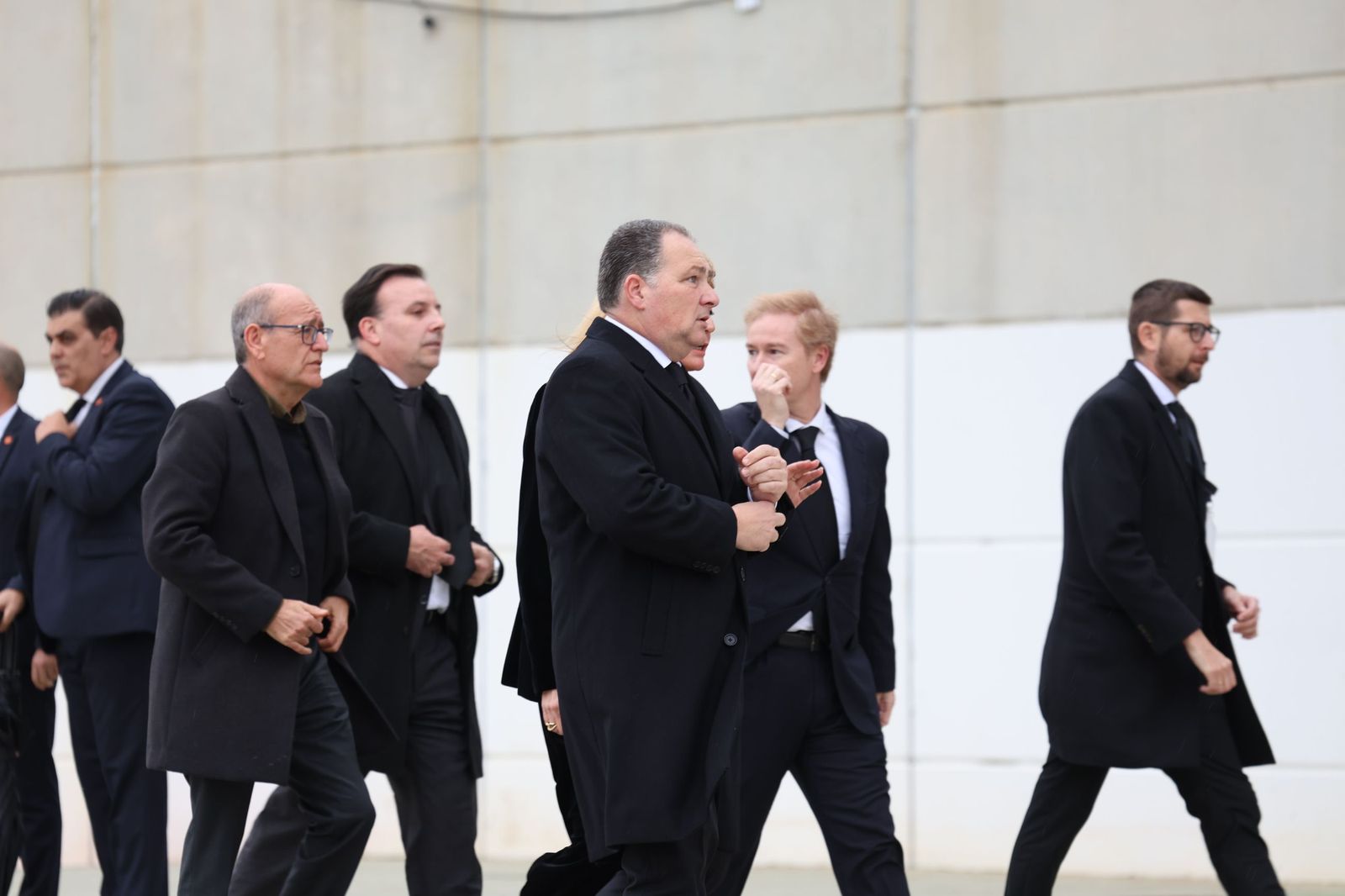 Fotografías de la llegada de Juanma Moreno, Feijóo y todas las autoridades al funeral por las víctimas de Adamuz en Huelva