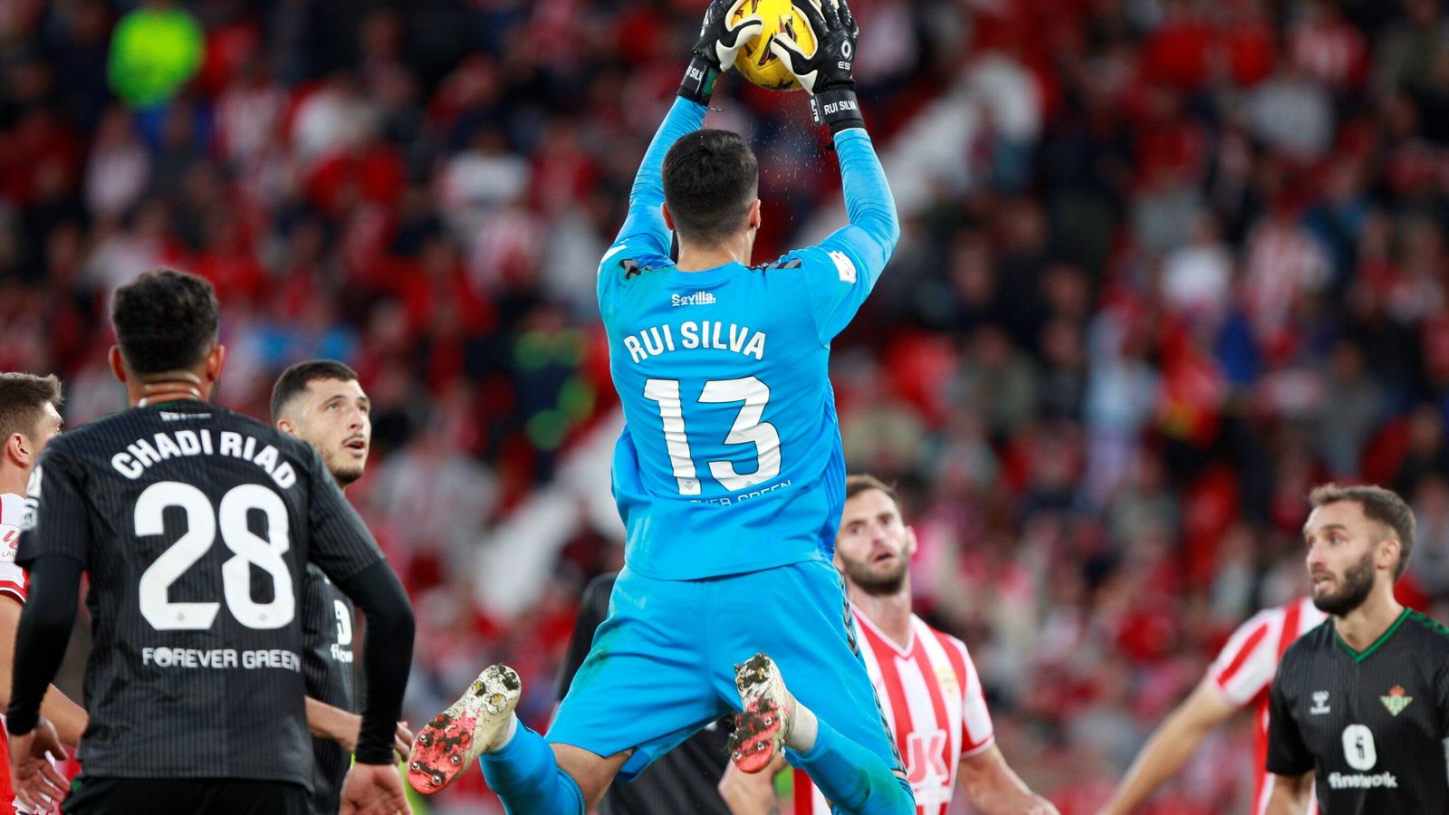 Rui Silva sale con autoridad durante el partido.