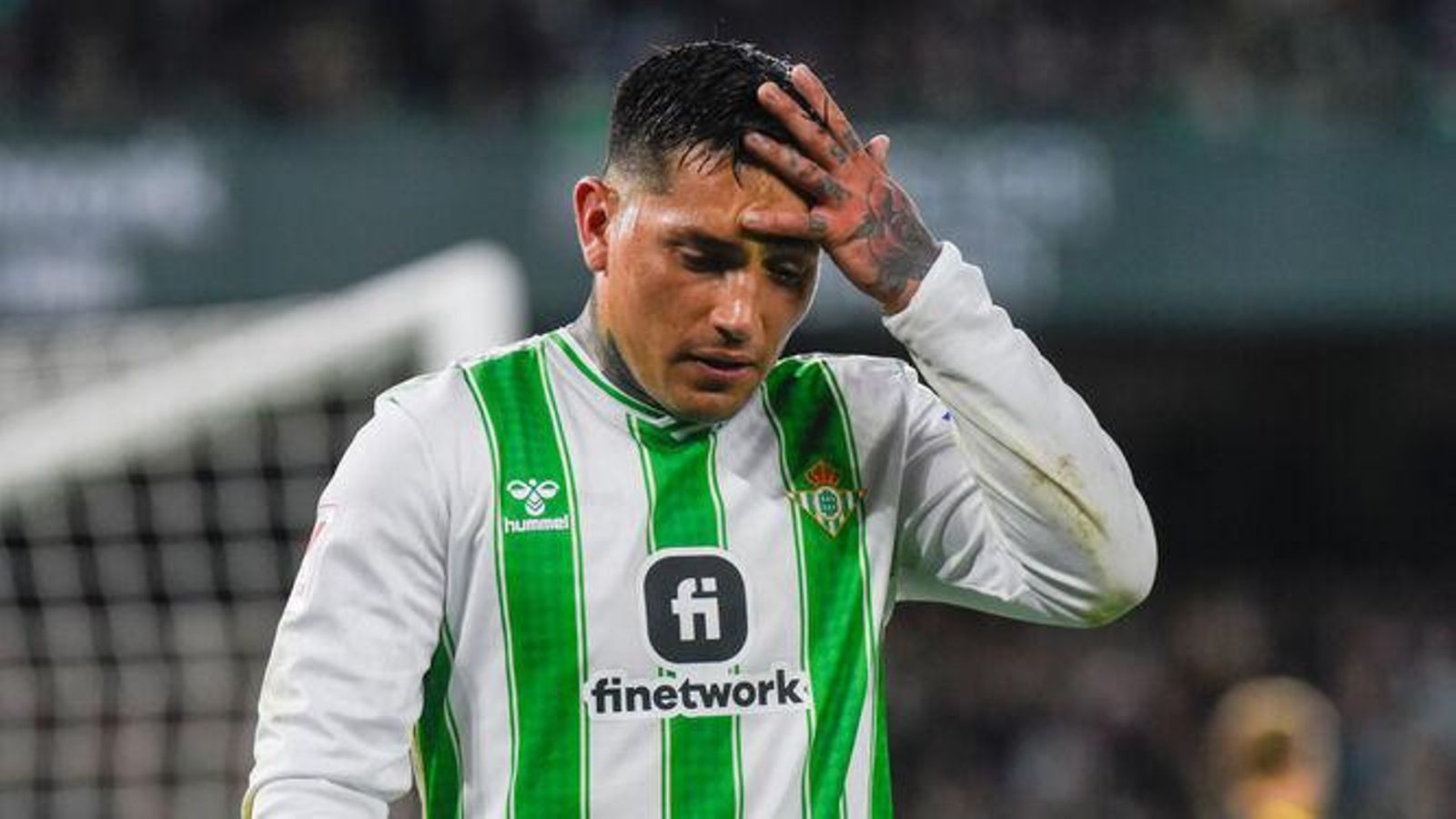 Chimy Ávila se echa la mano a la cabeza mientras se dirige al vestuario tras ser expulsado.