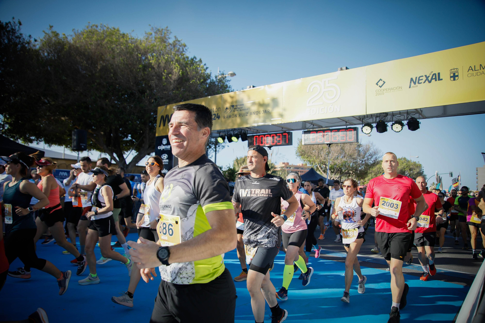 Imágenes de la salida de la Media maratón Ciudad de Almería