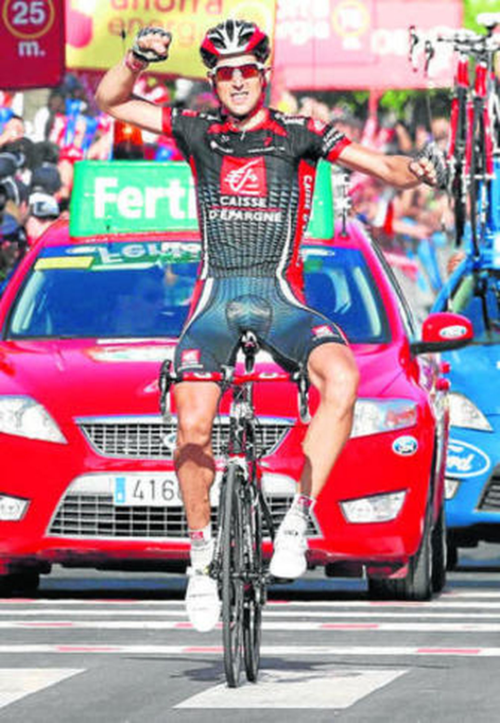 Imanol Erviti celebra su victoria a su llegada a la línea de meta.