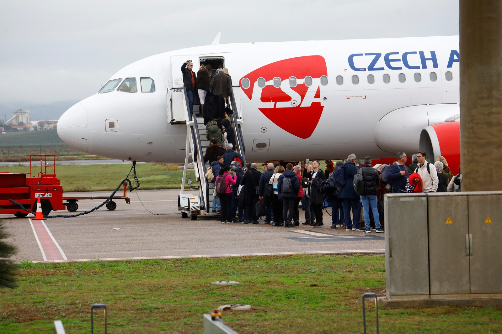 El despegue del el primer vuelo chárter a Europa en el aeropuerto de Córdoba, en imágenes