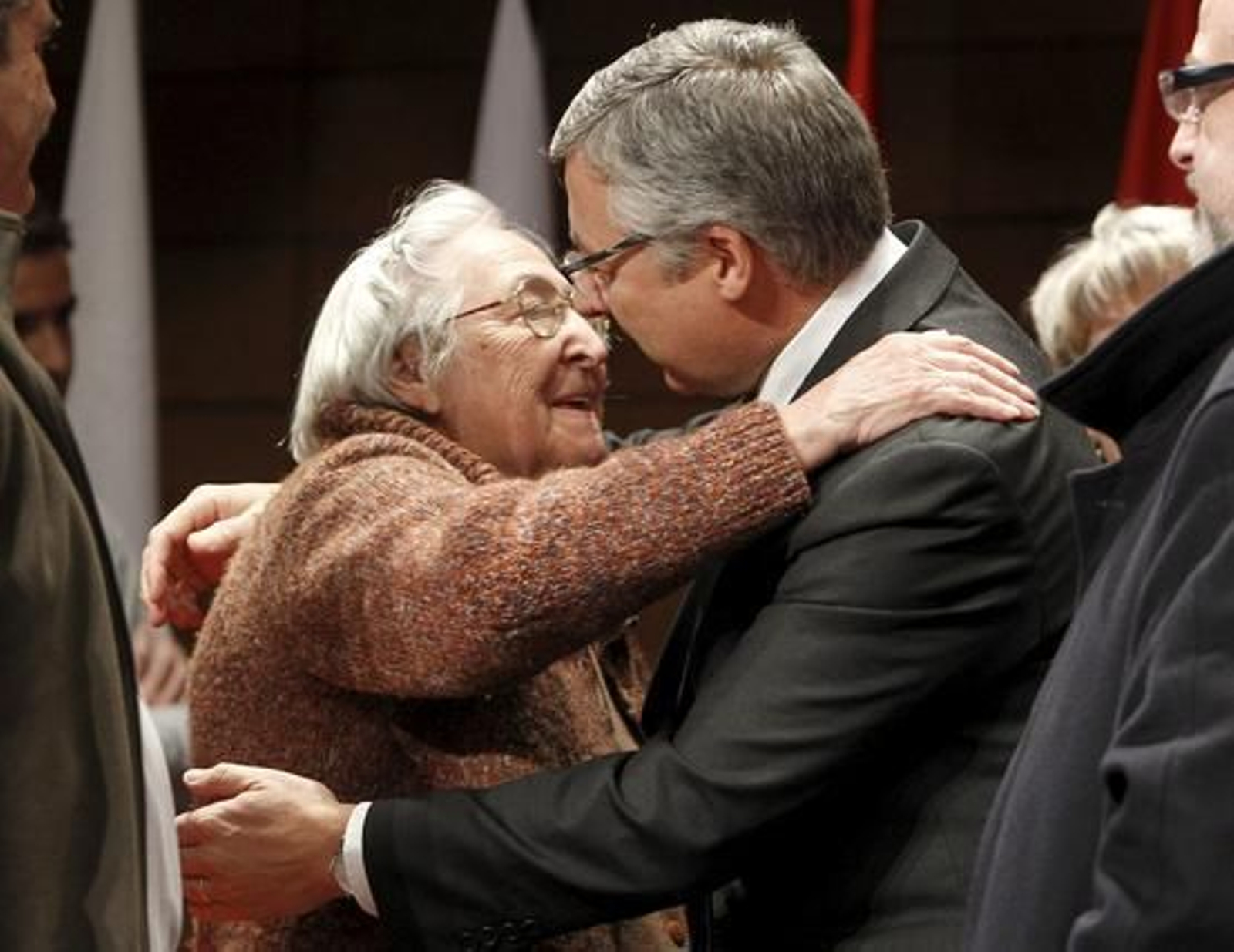 El ministro de Fomento, José Blanco, en su visita a la capilla ardiente de Marcelino Camacho.

Foto: EFE