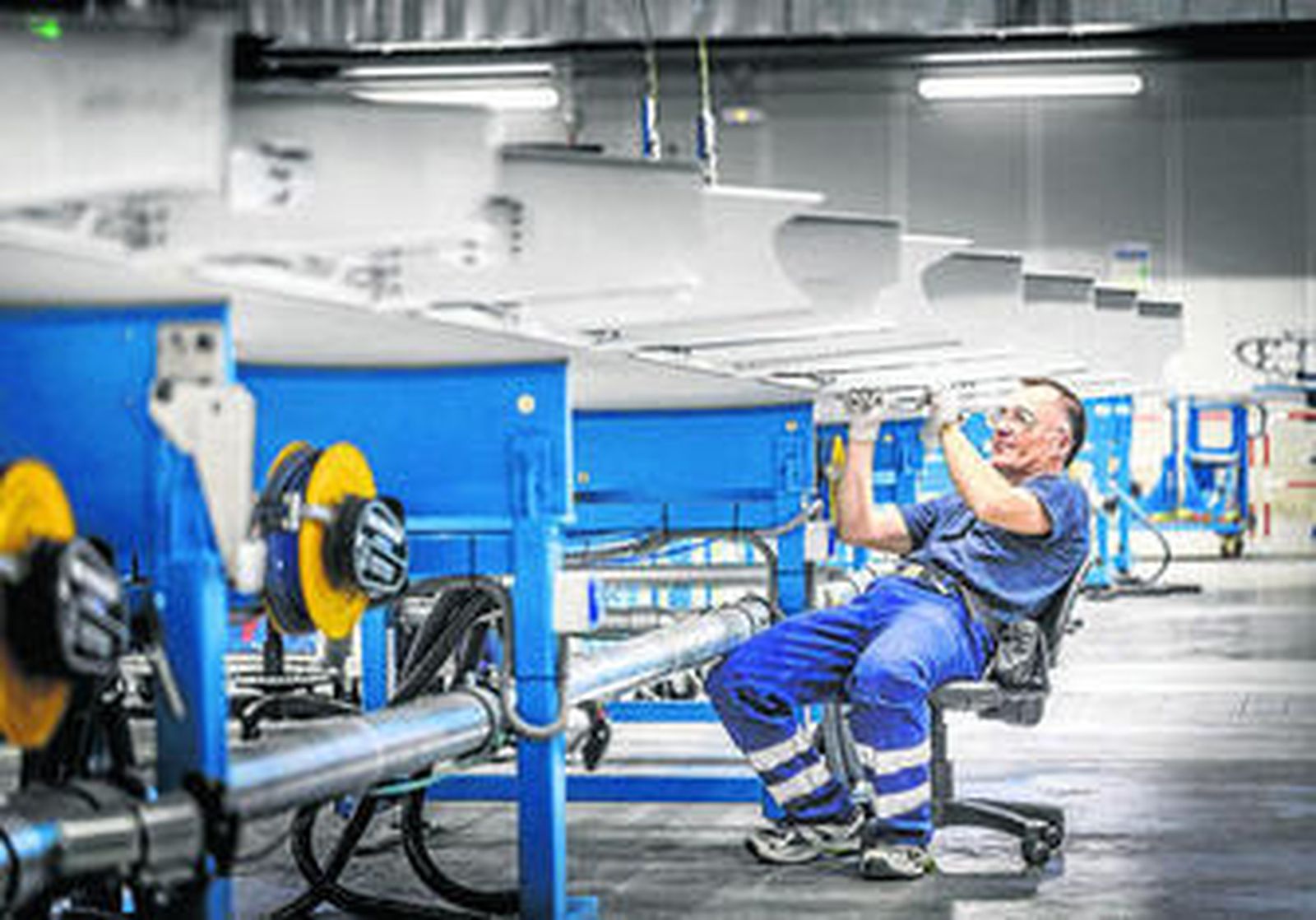 Un operario, en plena faena en la factoría de Airbus Puerto Real, en una imagen de archivo.