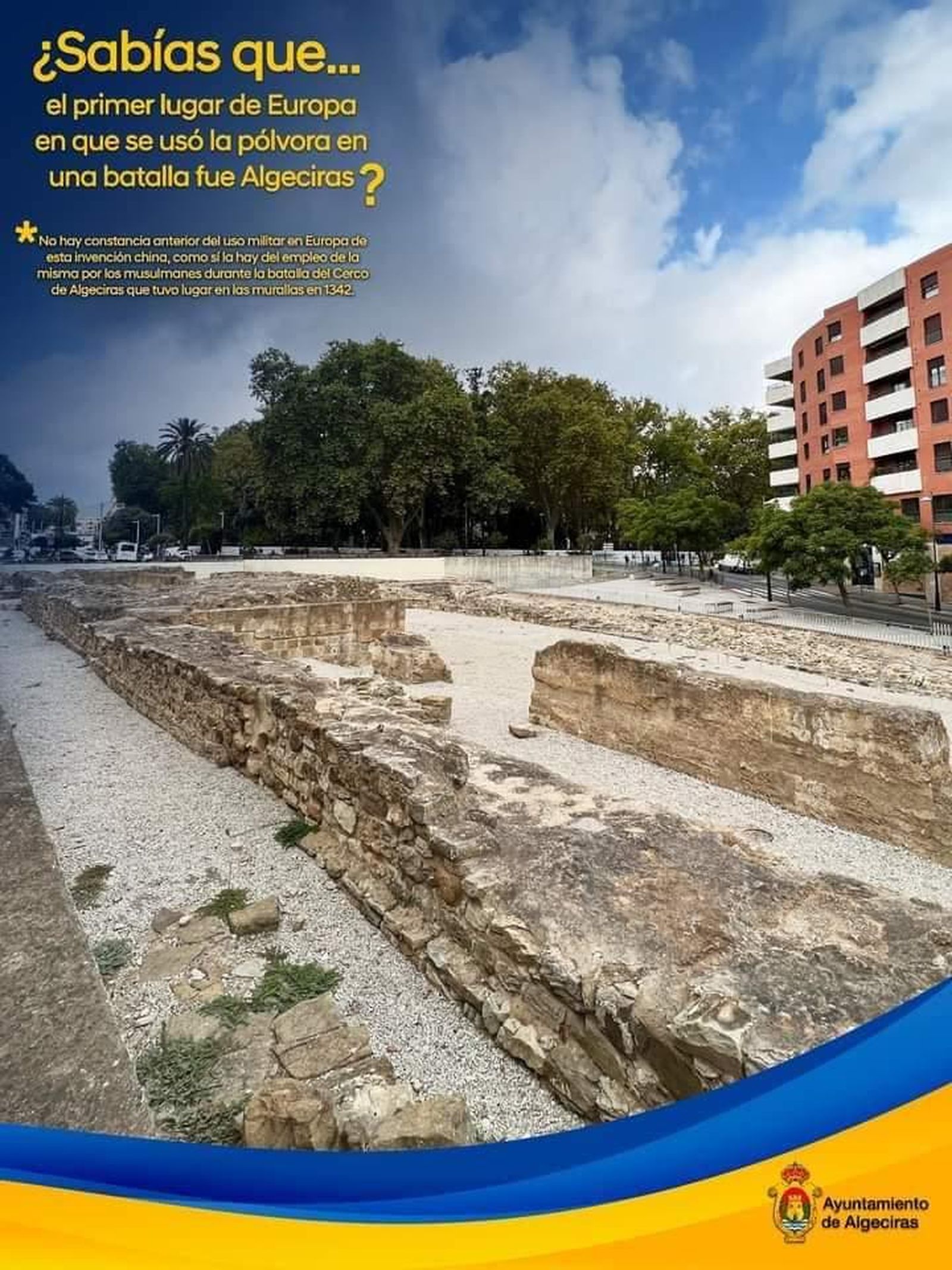 Carteles sobre las curiosidades de Algeciras expuestos en Plaza Alta.