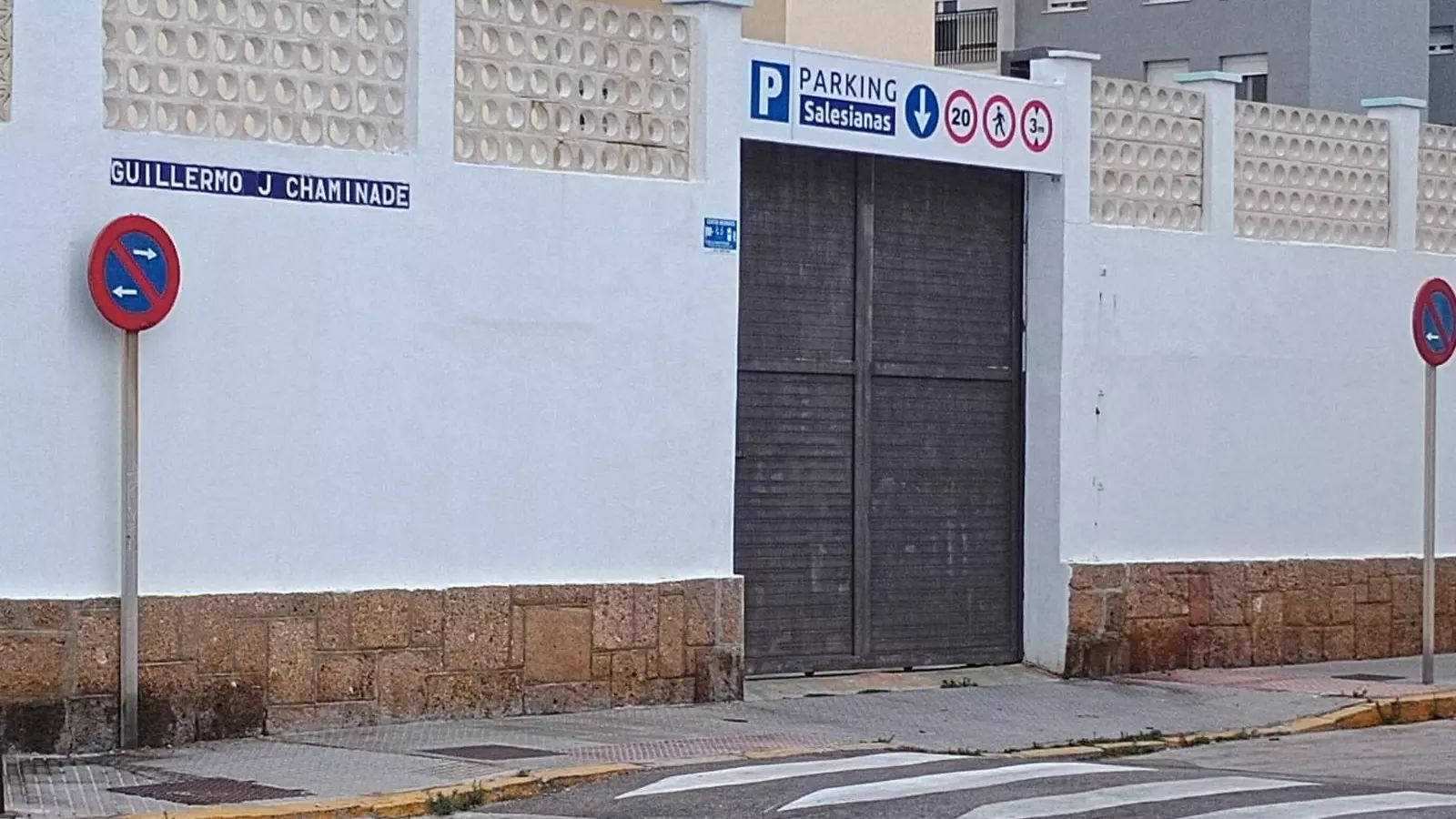 Uno de los accesos al parking provisional instalado en el colegio Salesianas de Cádiz
