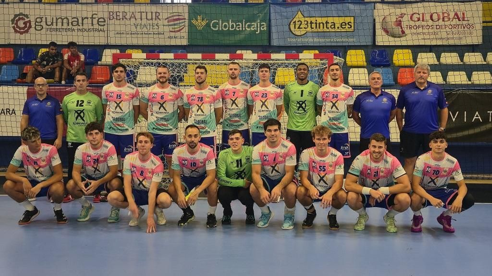 Los jugadores y cuerpo técnico forman antes de un partido de preparación.