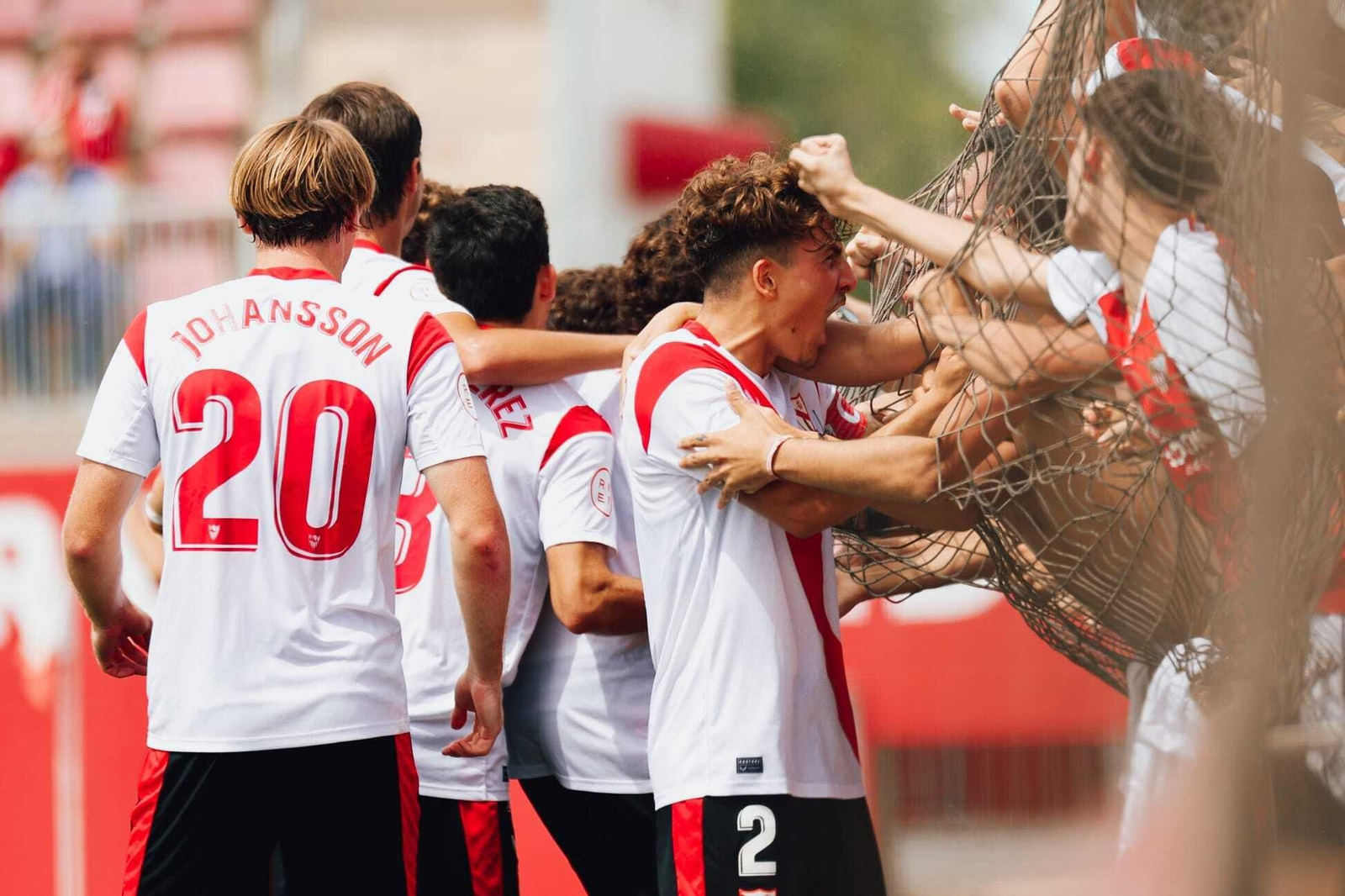 Valentino celebra con los aficionados detrás de una portería el 2-0 de Isaac.