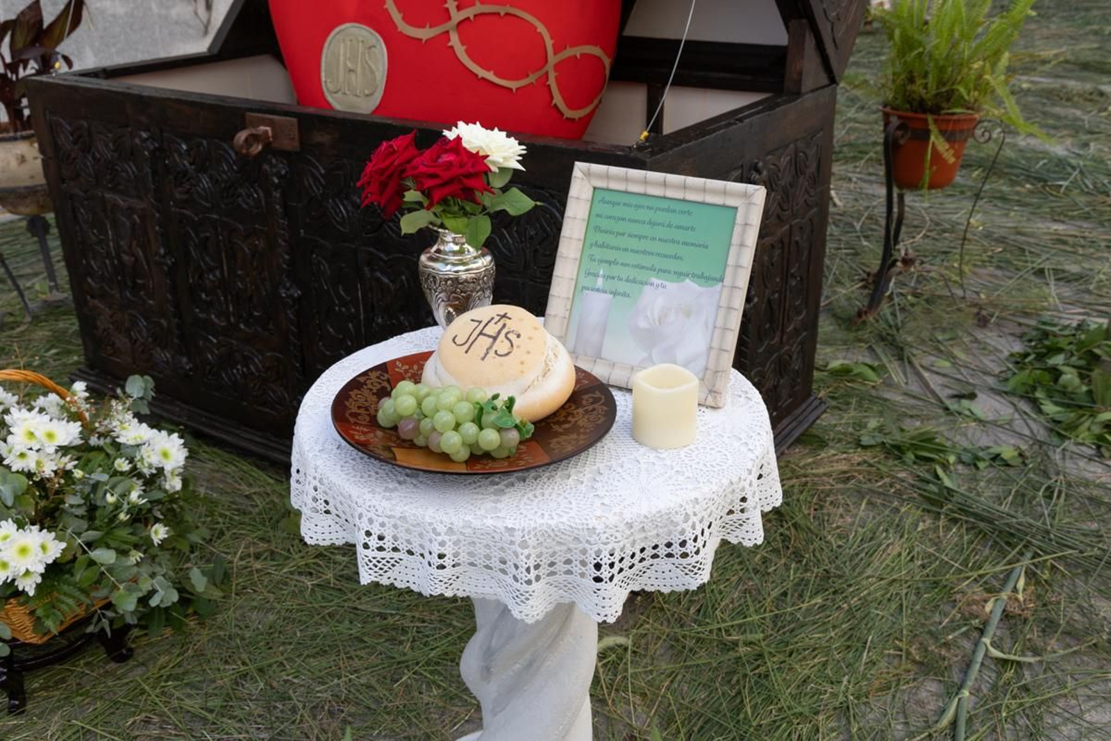 Los vecinos de Villardompardo exponen las obras de su Corpus un año más, en imágenes