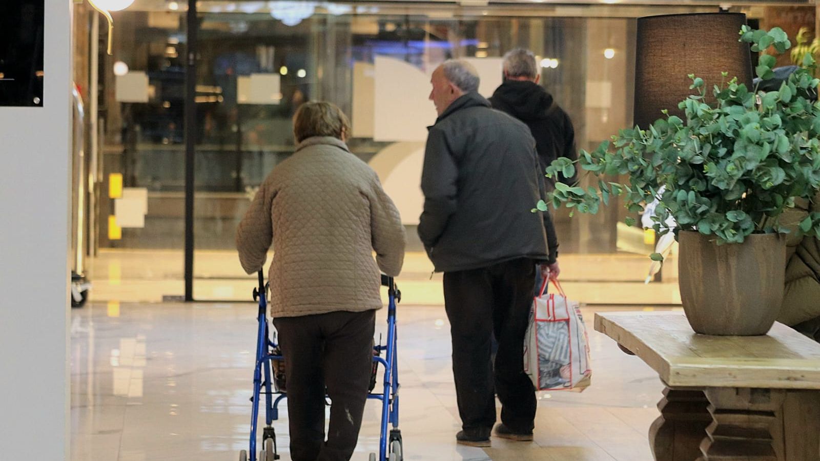Vecinos de Dúdar en el interior del hotel con lo poco que han podido llevarse